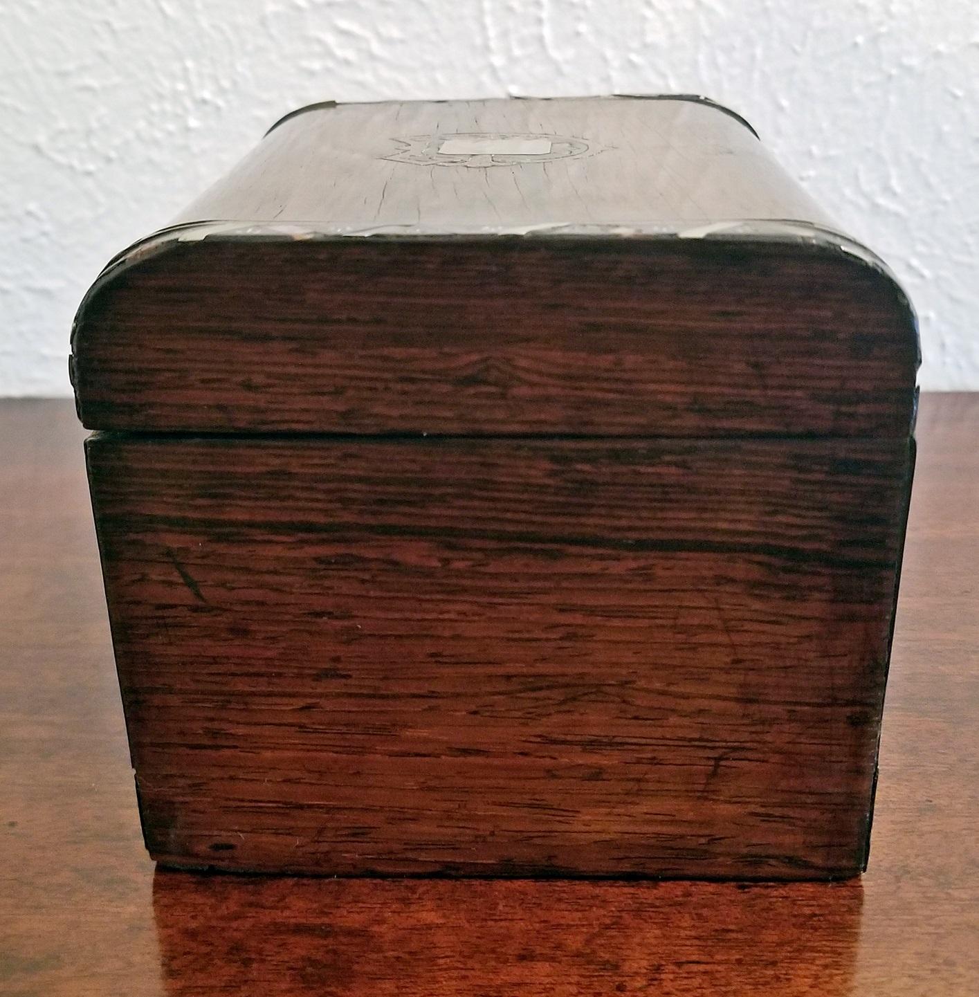 Early 19th Century Irish Mahogany Single Tea Caddy with Armorial Crest (Irisch)