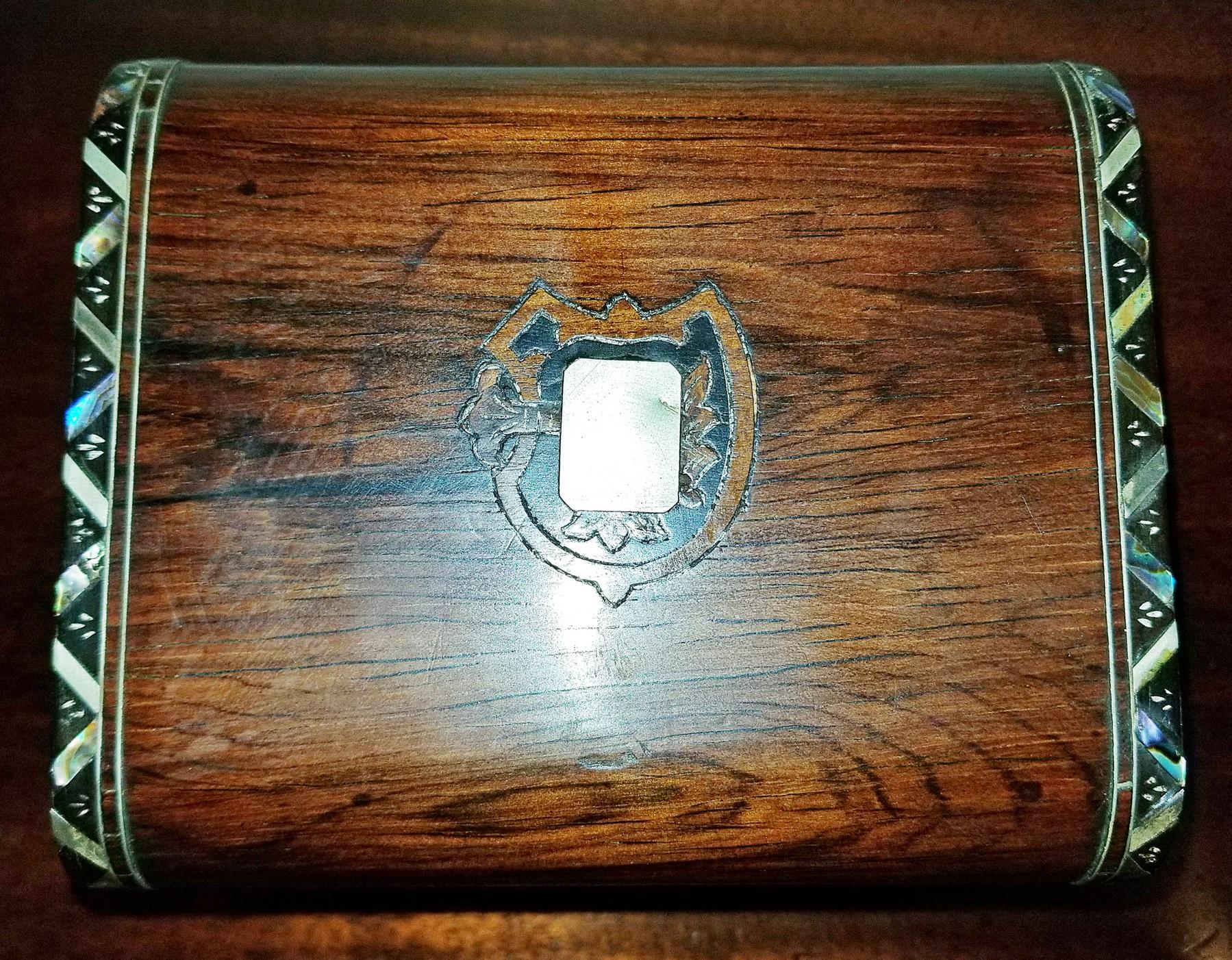 Early 19th Century Irish Mahogany Single Tea Caddy with Armorial Crest 3