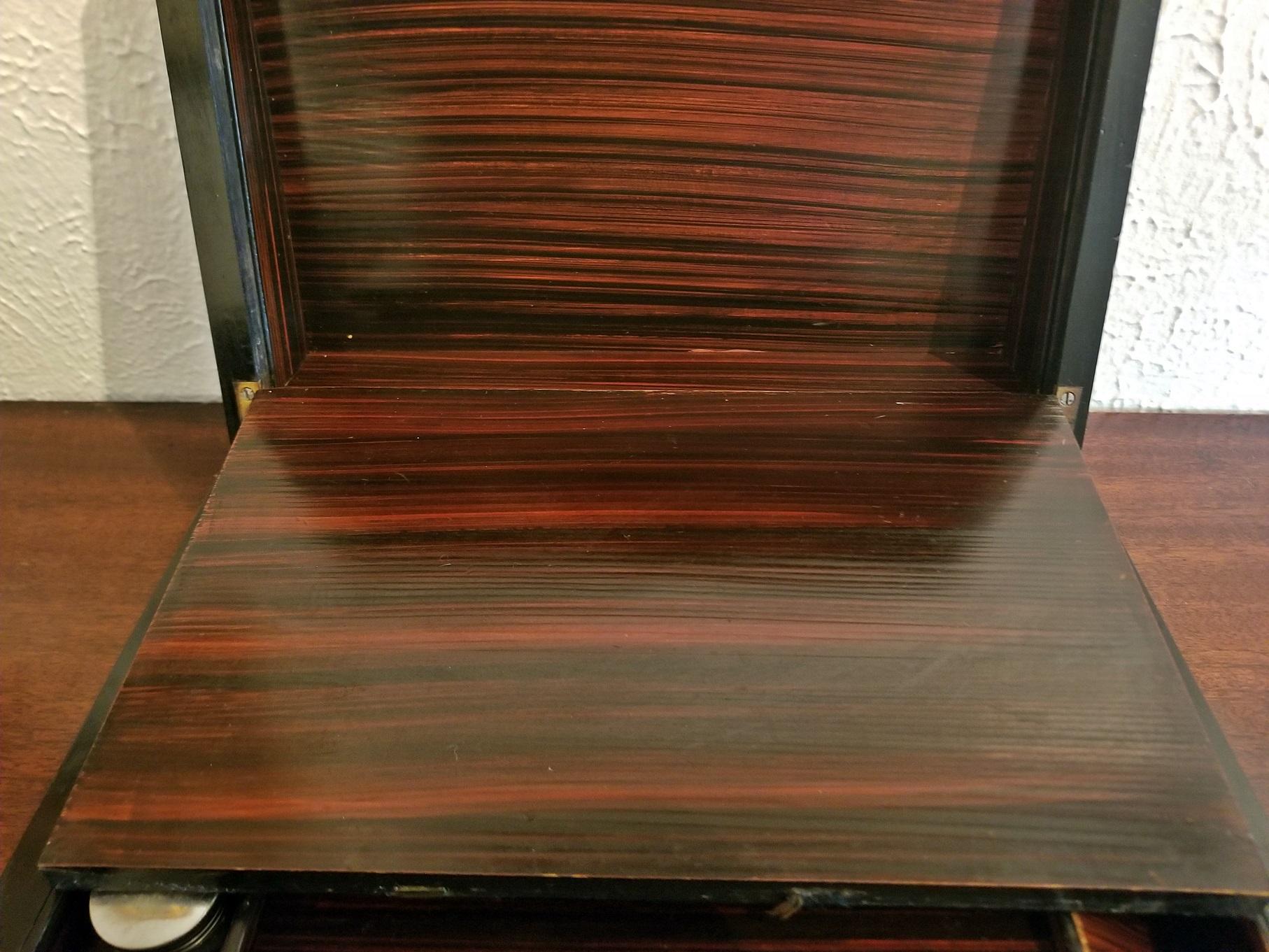 Early 19th Century Irish Mahogany Writing Slope with Armorial Crest In Good Condition In Dallas, TX
