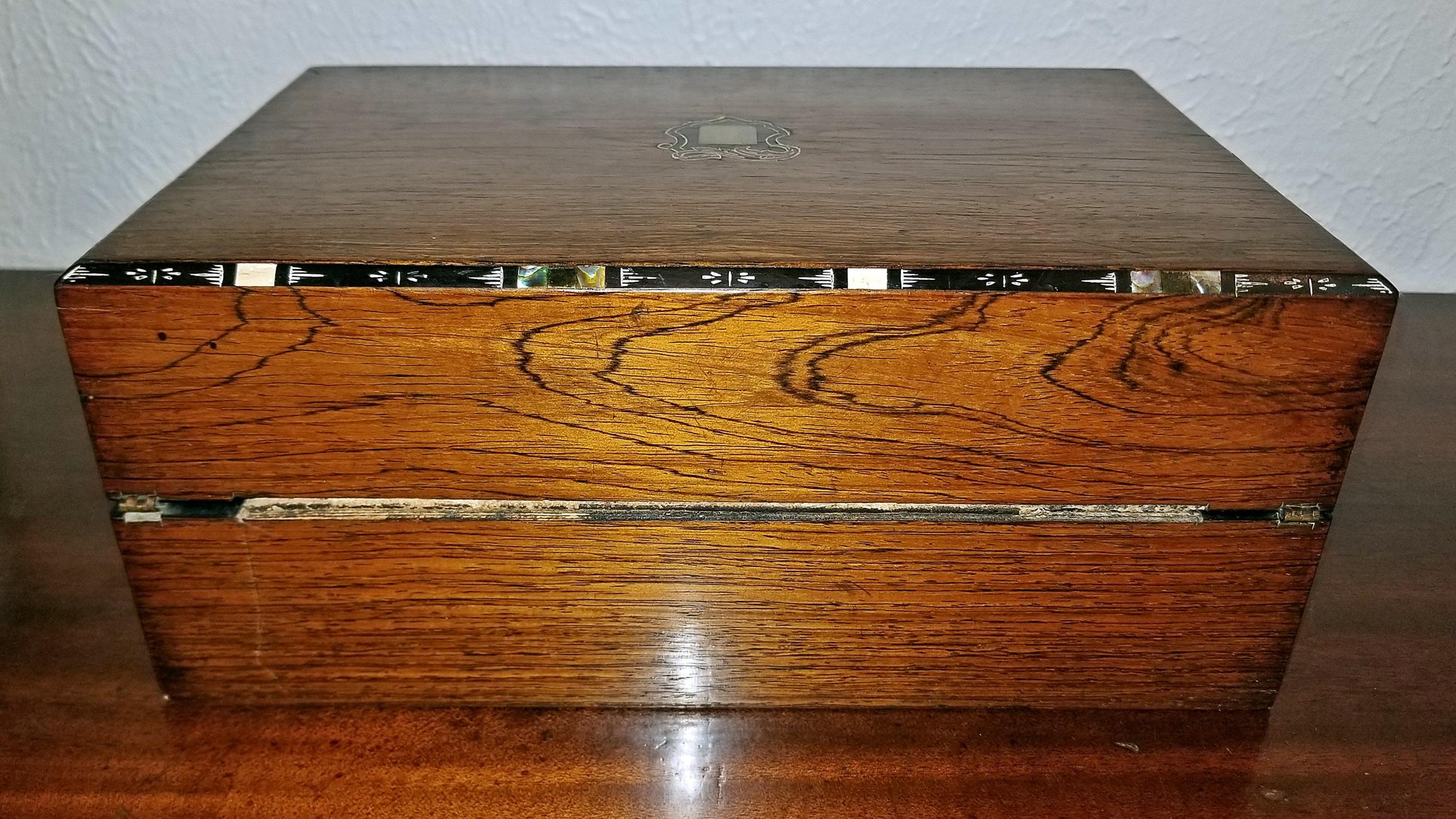 Early 19th Century Irish Mahogany Writing Slope with Armorial Crest 2