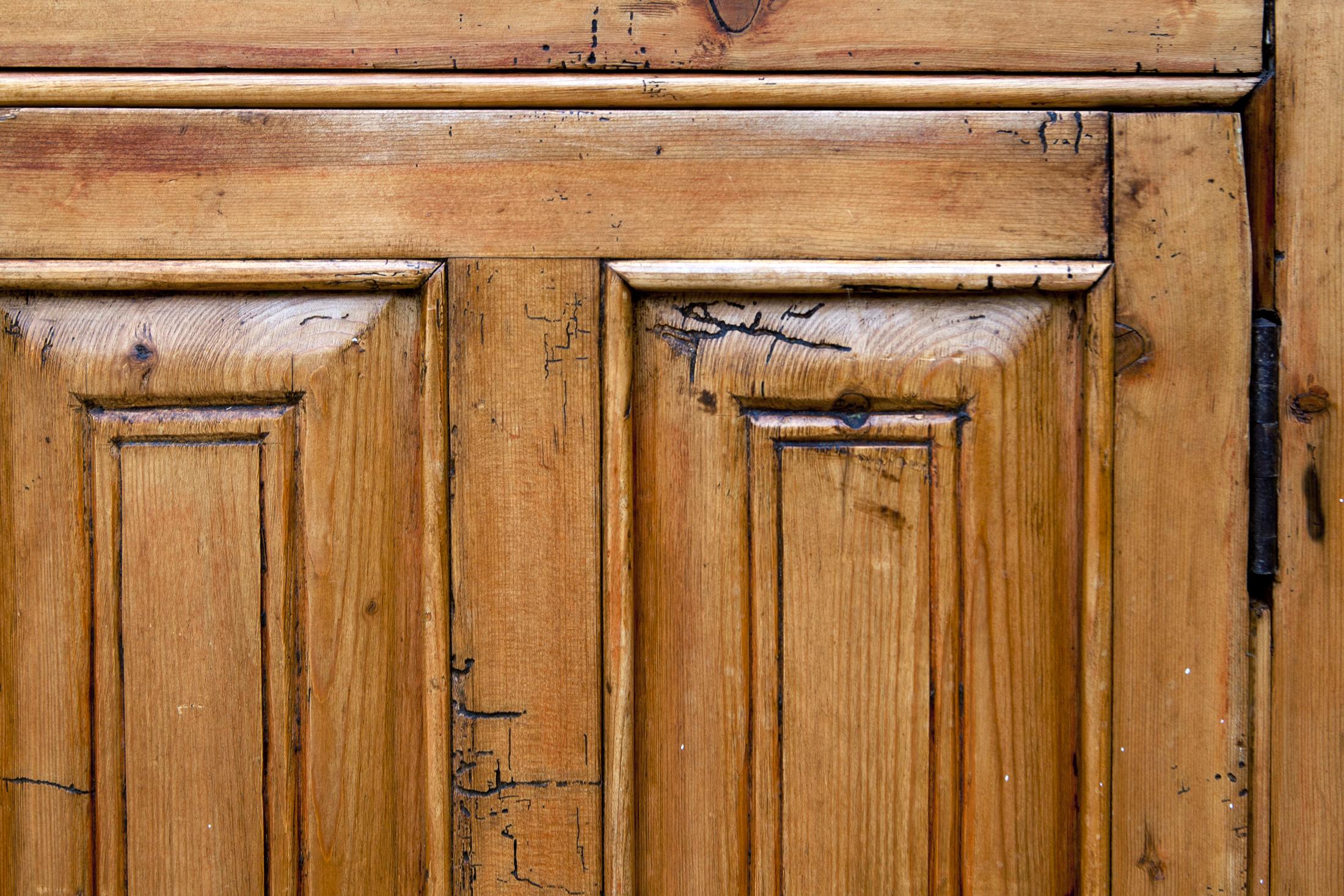 Frühes 19. Jahrhundert Irisches Kiefer Antique Cupboard/Originalglas im Angebot 1