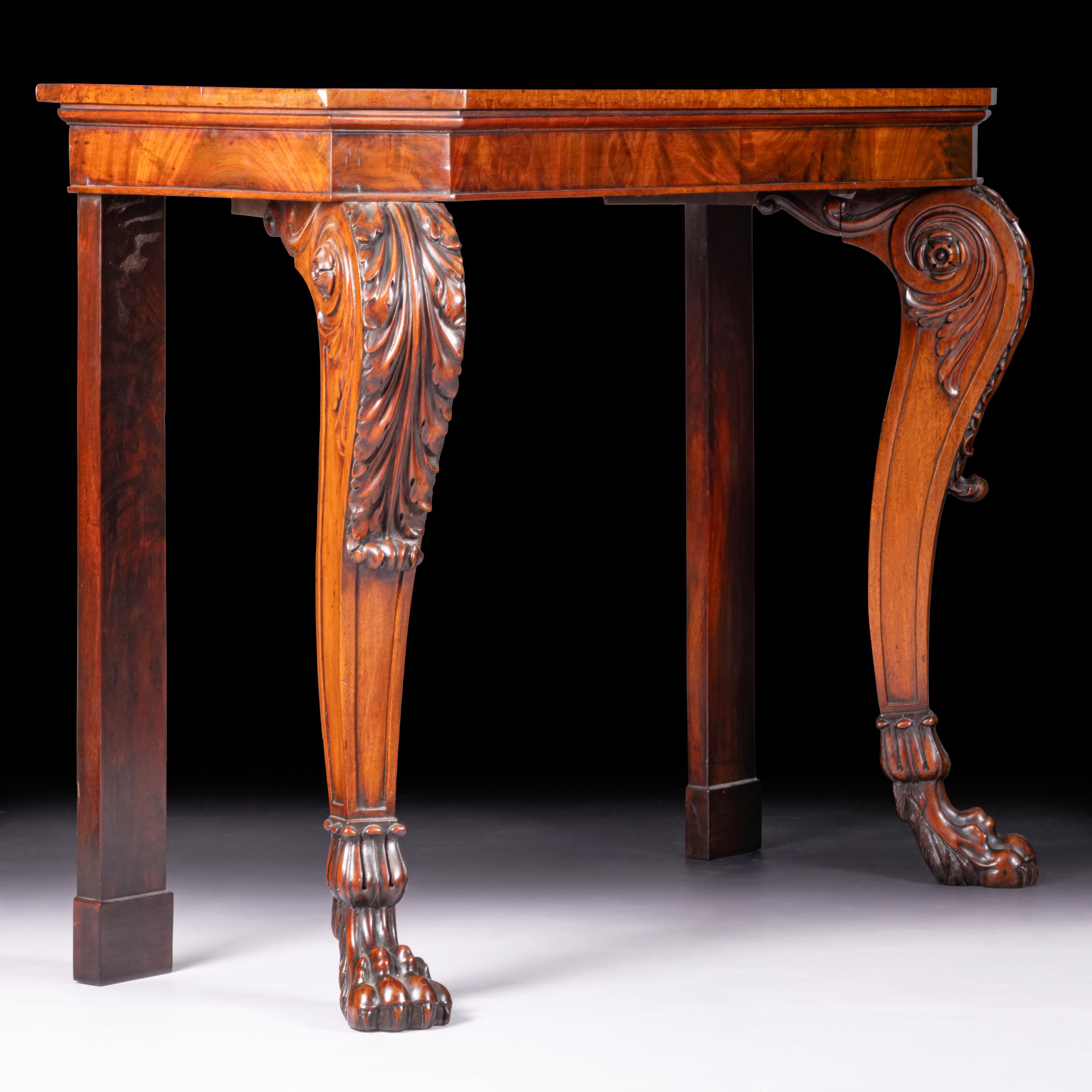 Superba consolle irlandese Regency di proporzioni ordinate, attribuita a Mack, Williams & Gibton di Dublino, Irlanda. Il piano rettangolare con angoli inclinati sopra un fregio semplice, i sostegni a cabriola con ginocchia intagliate ad acanto e