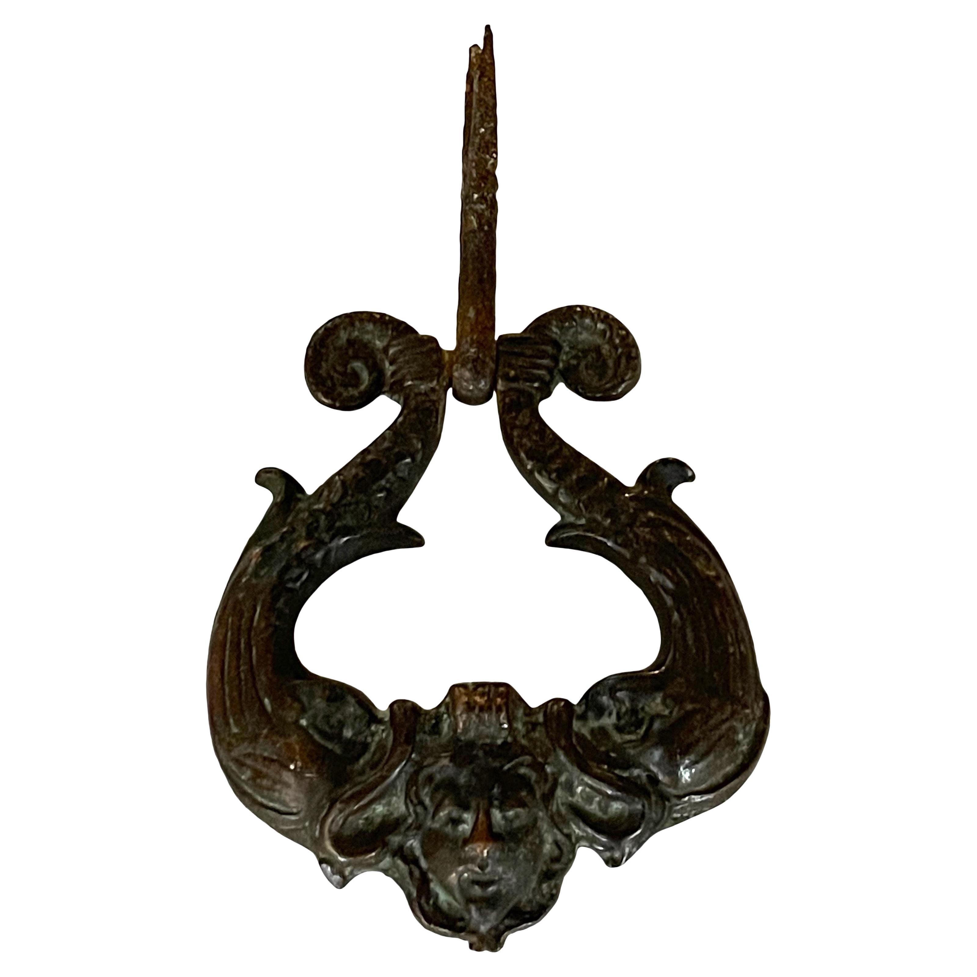 Début du 19ème siècle, heurtoir de porte en fer en forme de dauphin