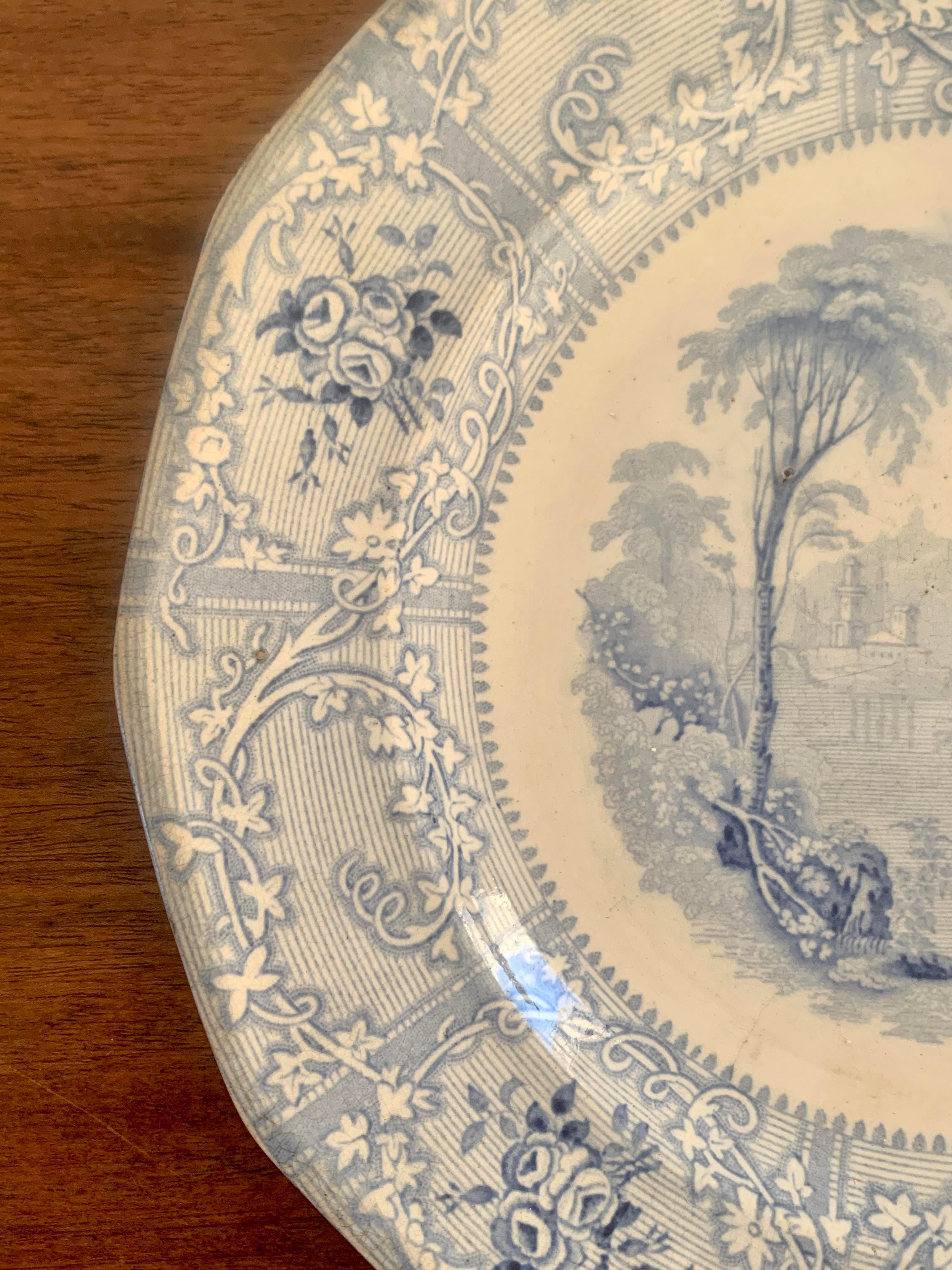Magnifique assiette ancienne en pierre de fer bleue et blanche.

Angleterre, début du 19e siècle.

Mesures : 9,25 