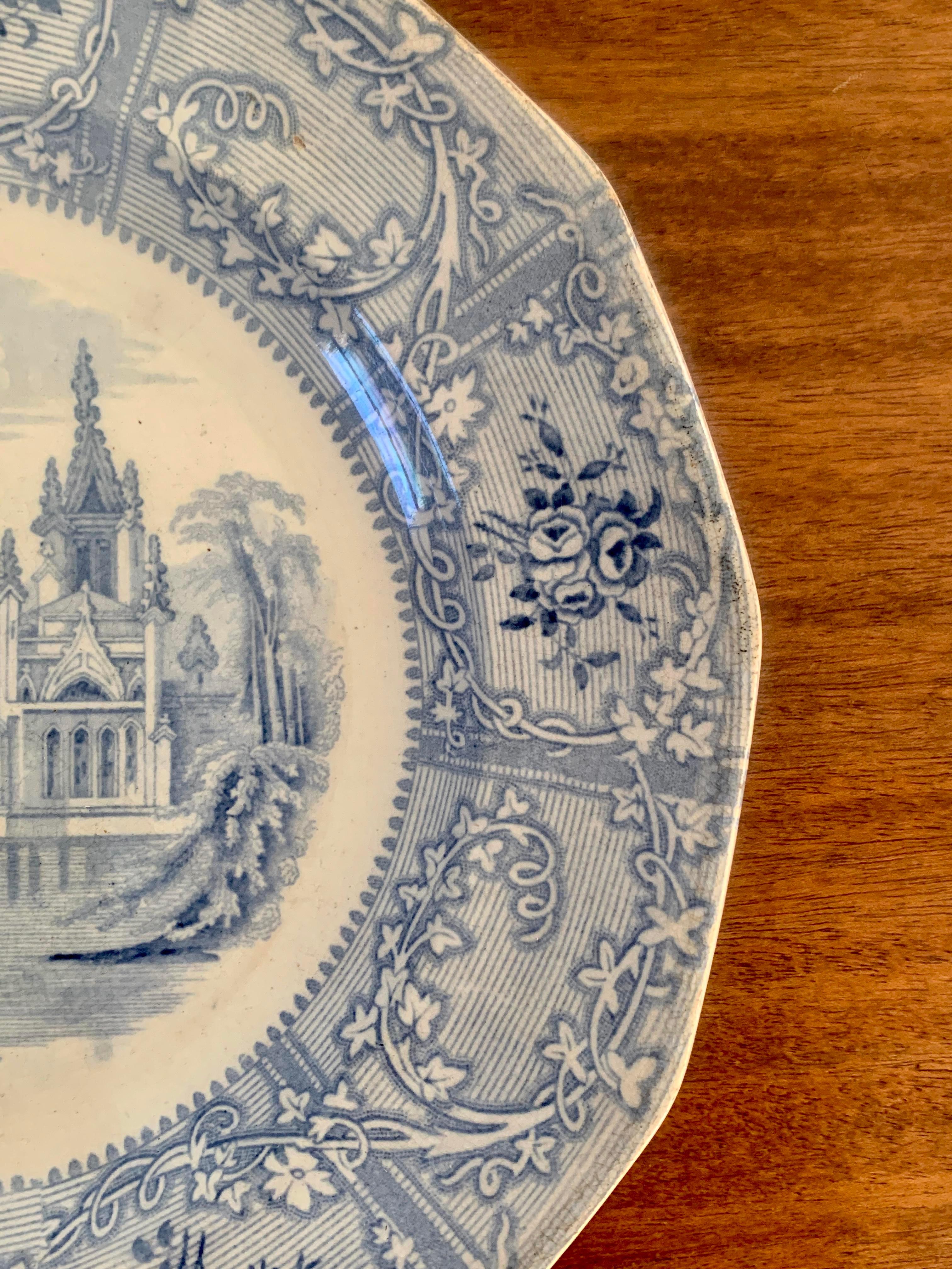 Anglais Assiette en grès à transfert bleu et blanc du début du 19e siècle en vente