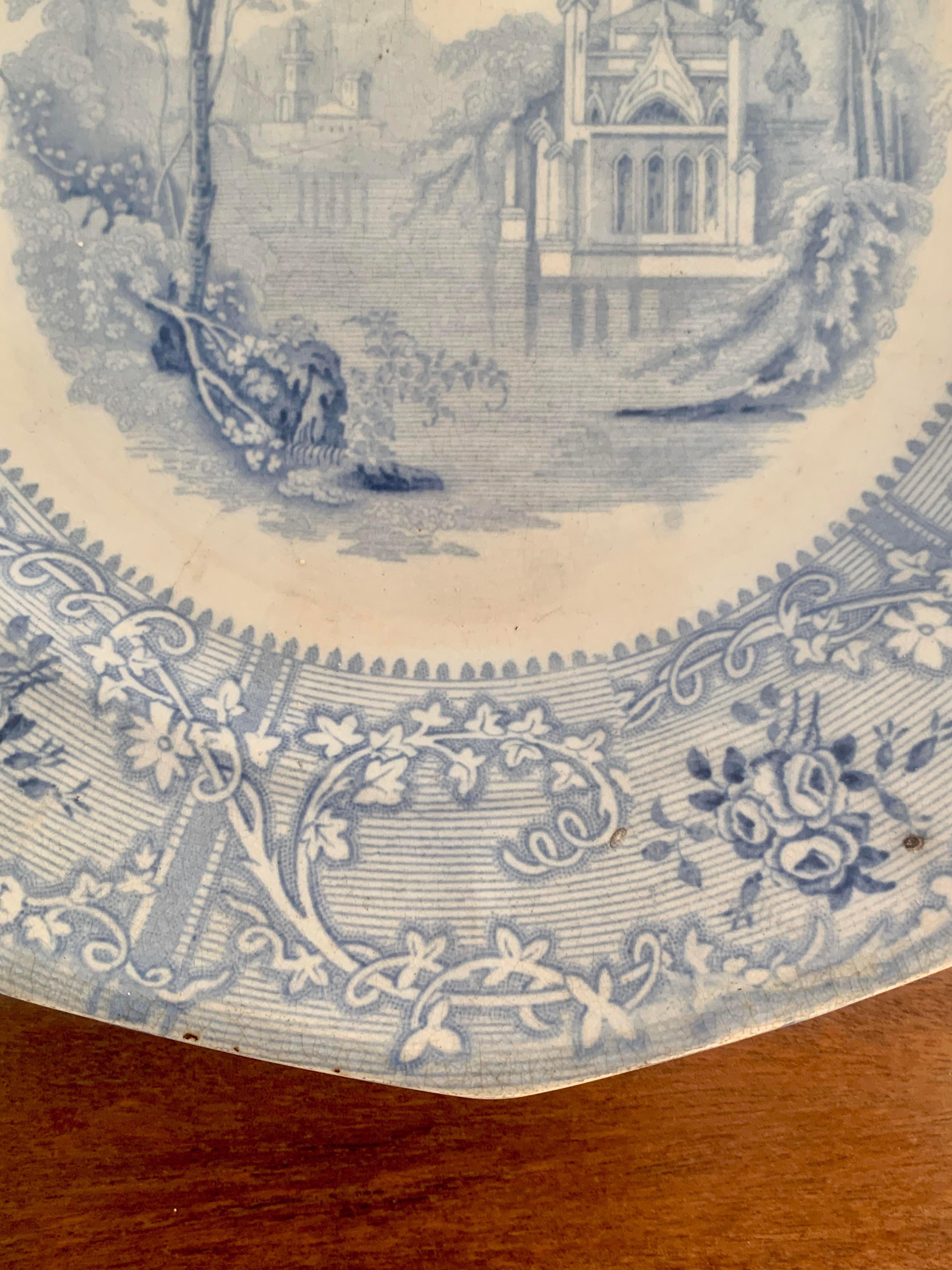 XIXe siècle Assiette en grès à transfert bleu et blanc du début du 19e siècle en vente