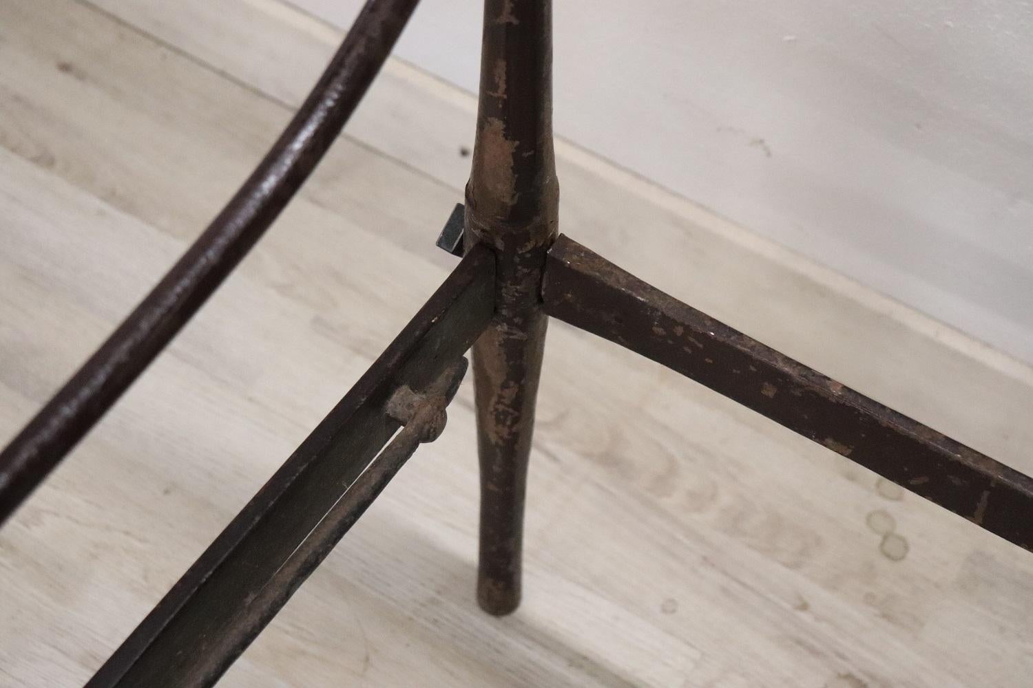 Cama individual grande de hierro antiguo italiano de principios del siglo XIX con pinturas hechas a mano 3
