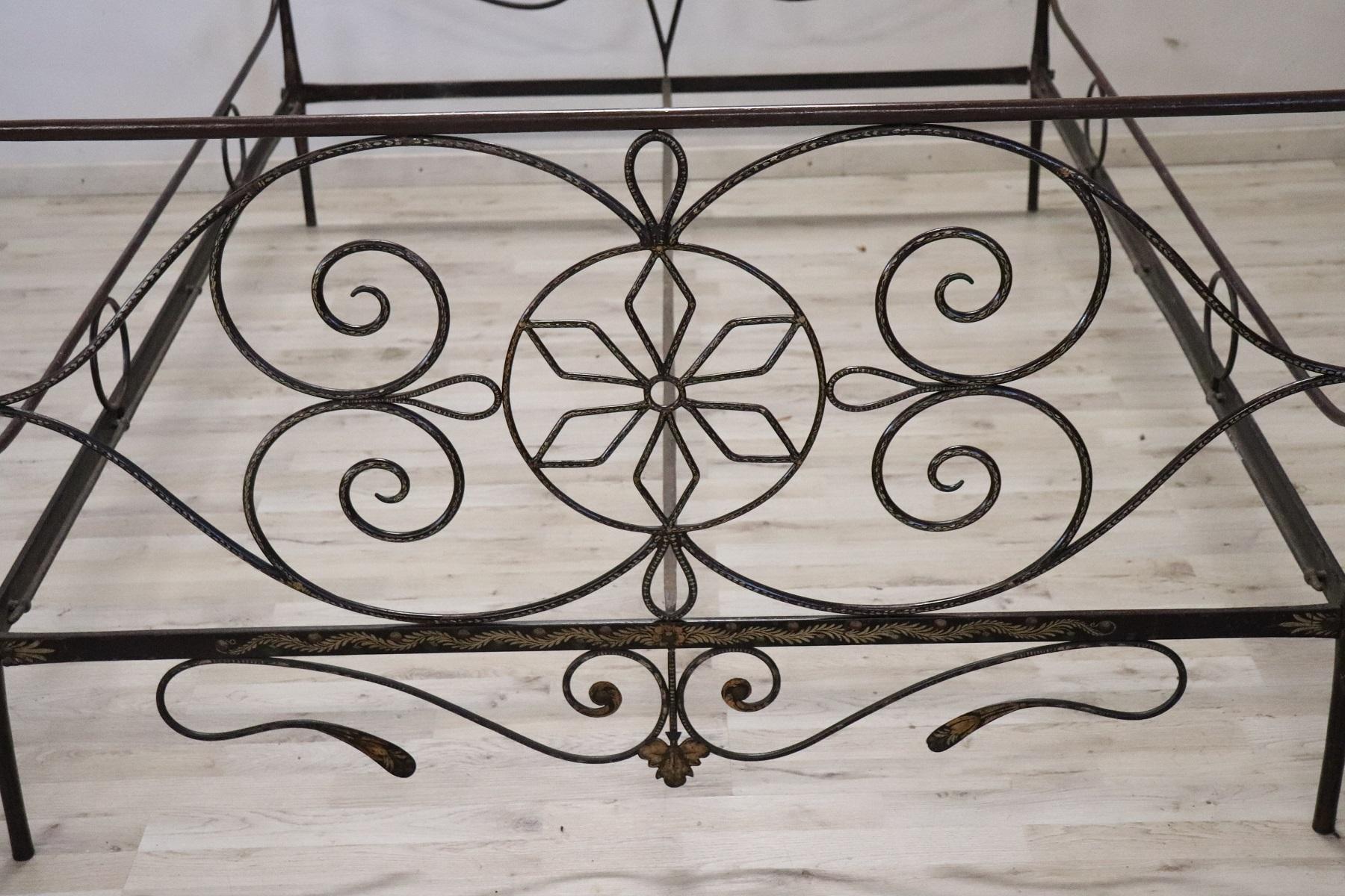 Delicious Italian antique large single bed in iron, 1800. An elaborate wrought iron decoration with many curls and swirls. Internal dimensions inch W 58,26 D 77,16 cm W 148, D 196. Attention this bed will be shipped disassembled, assembly is not