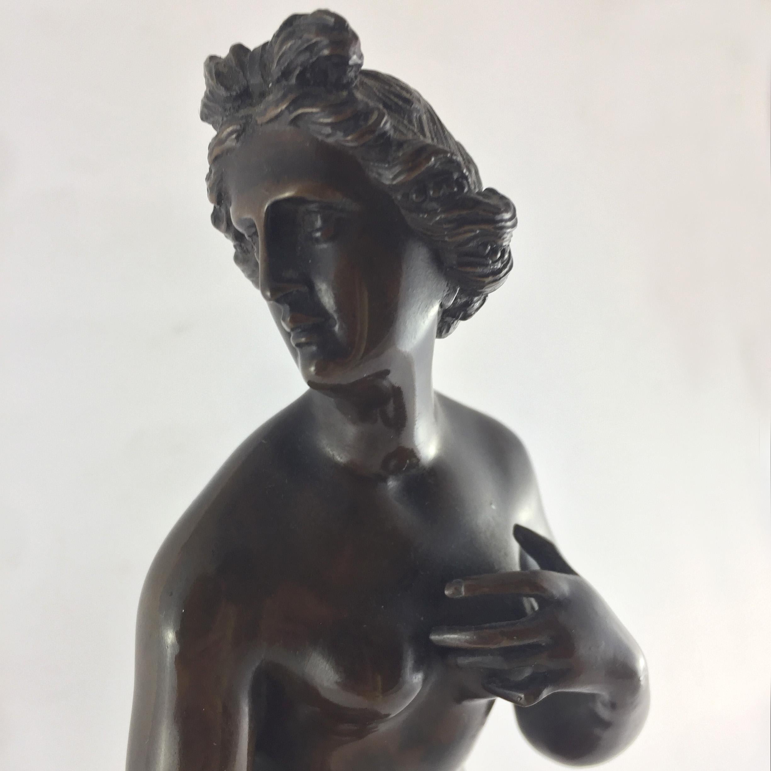 'Venere Bather' by H.S. München.
Lost wax cast Italian bronze sculpture, the subject reproduces 'Venere bather'. The base is made of Bardiglio red marble.
Italian manufacture, early 19th century.