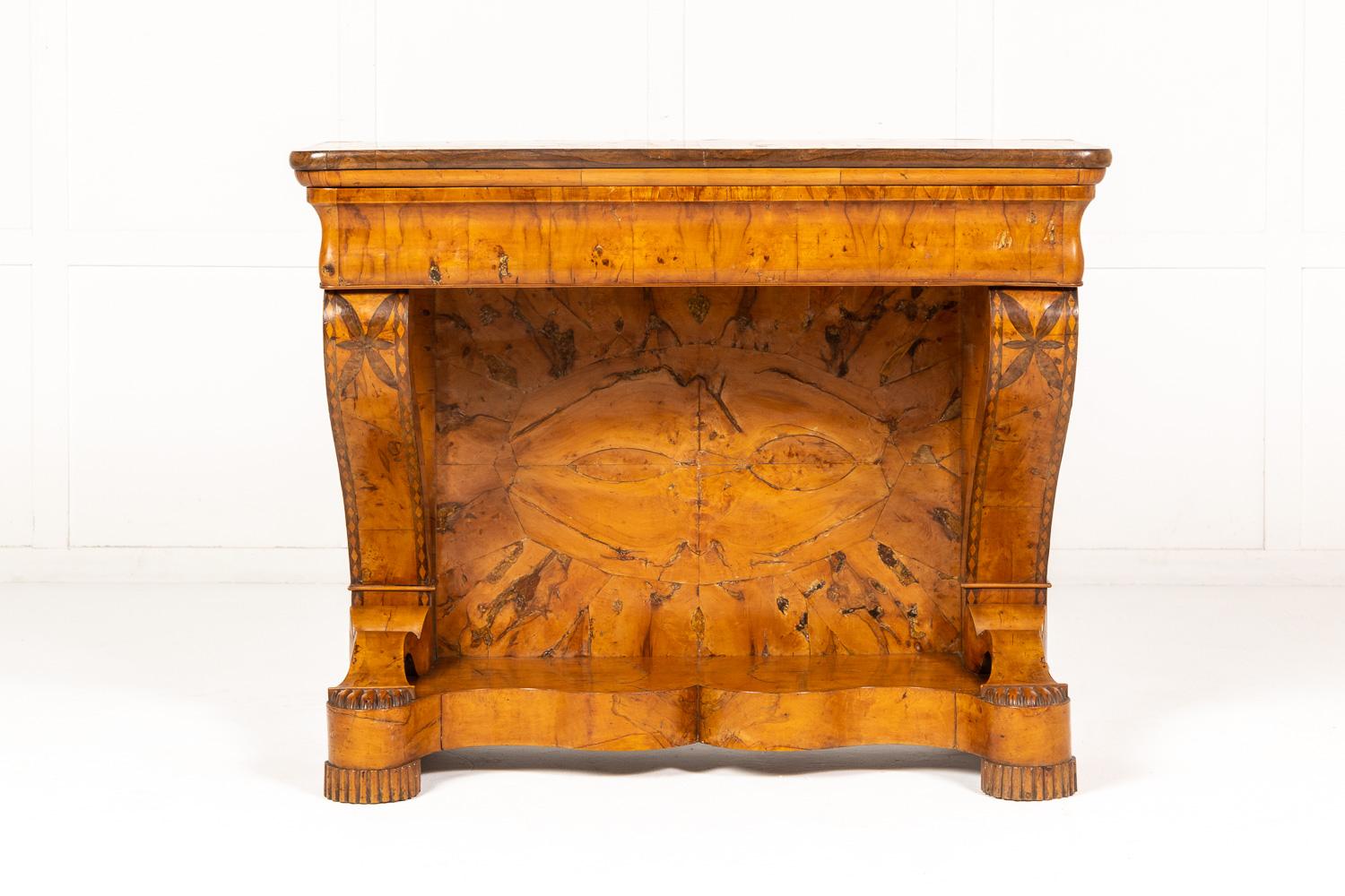 Noyer Table console italienne en ronce de bois et noyer du début du 19e siècle en vente