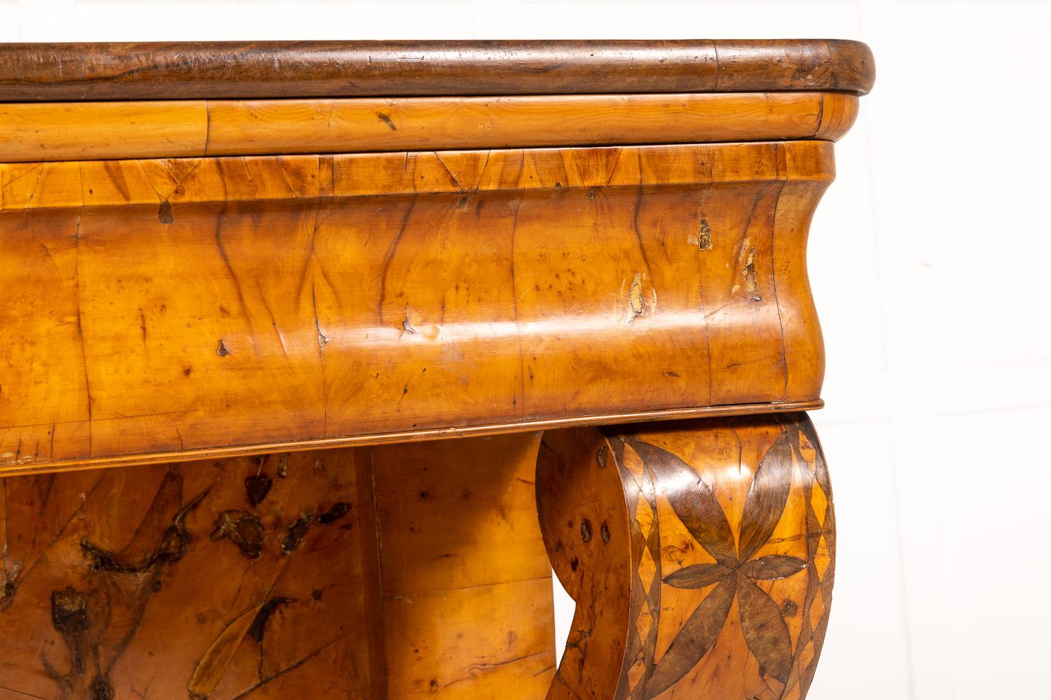 Table console italienne en ronce de bois et noyer du début du 19e siècle en vente 1