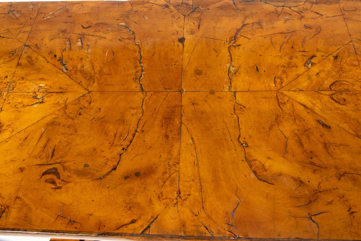 Table console italienne en ronce de bois et noyer du début du 19e siècle en vente 2