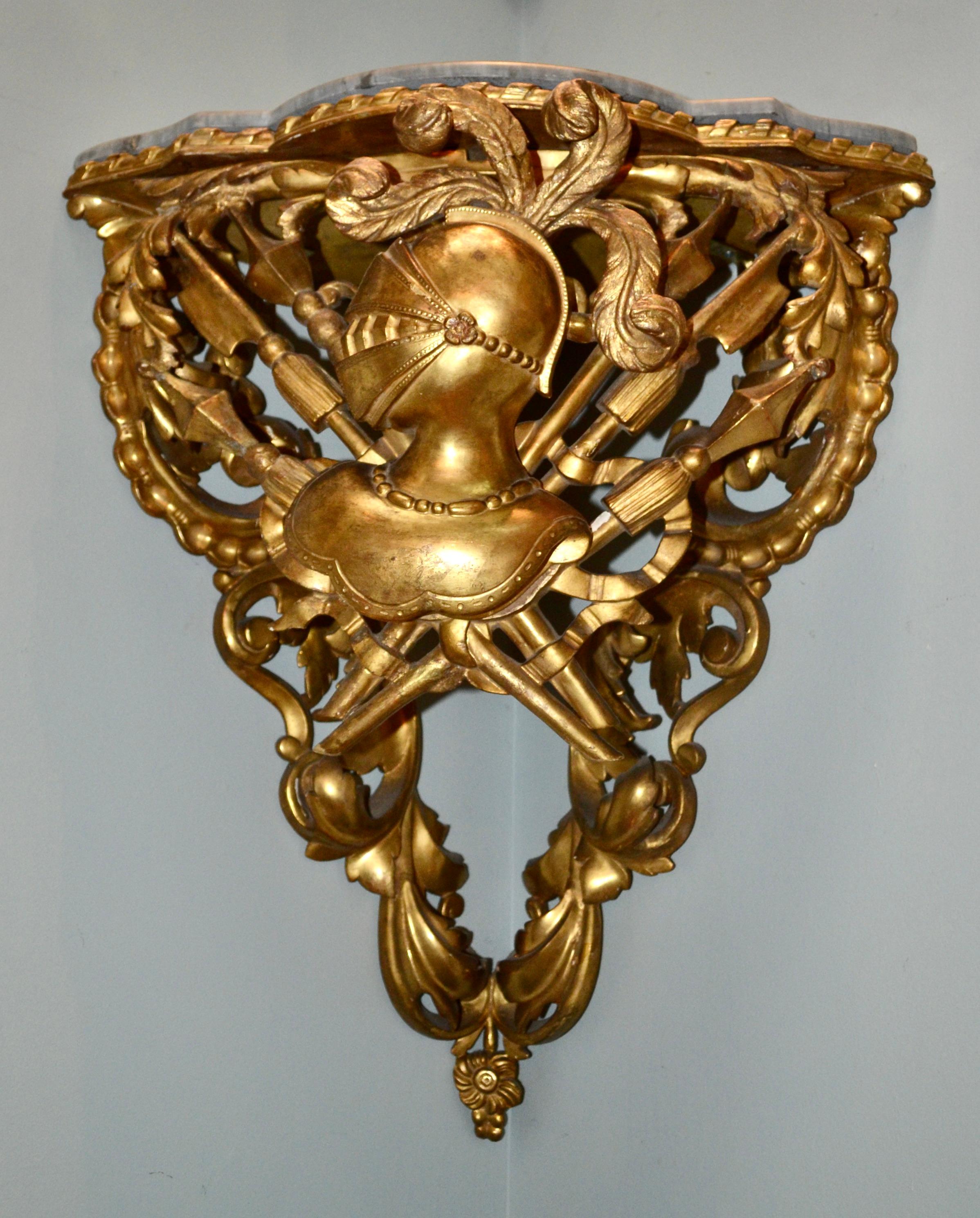 Early 19th Century Italian Carved and Giltwood Corner Bracket For Sale 3