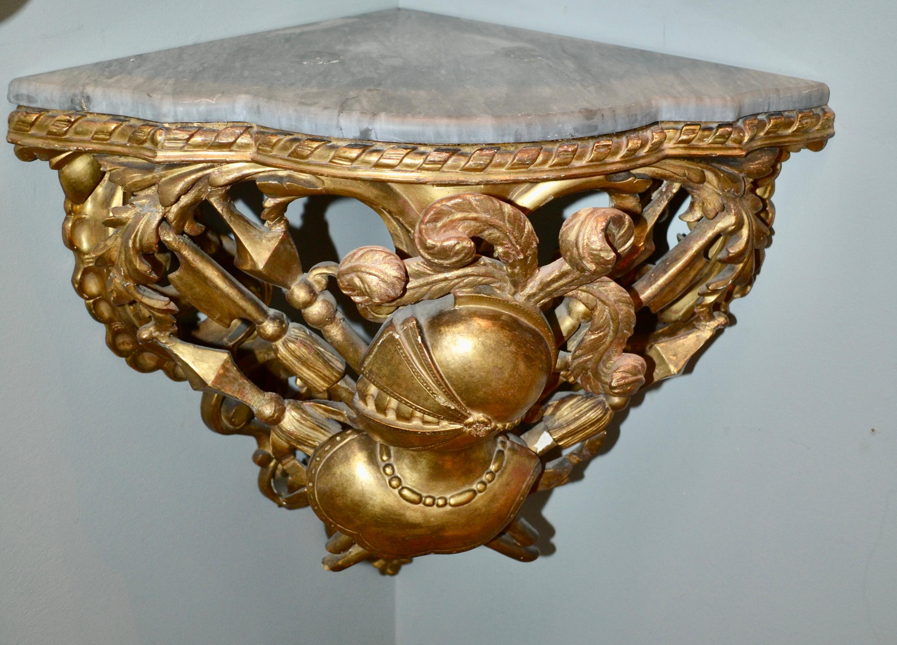 Early 19th Century Italian Carved and Giltwood Corner Bracket For Sale 4