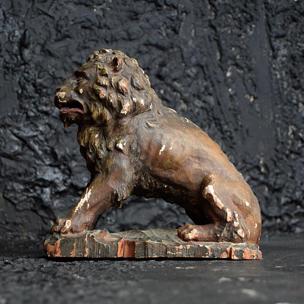 Italienische geschnitzte Löwenfigur aus dem frühen 19. Jahrhundert (Handgeschnitzt) im Angebot