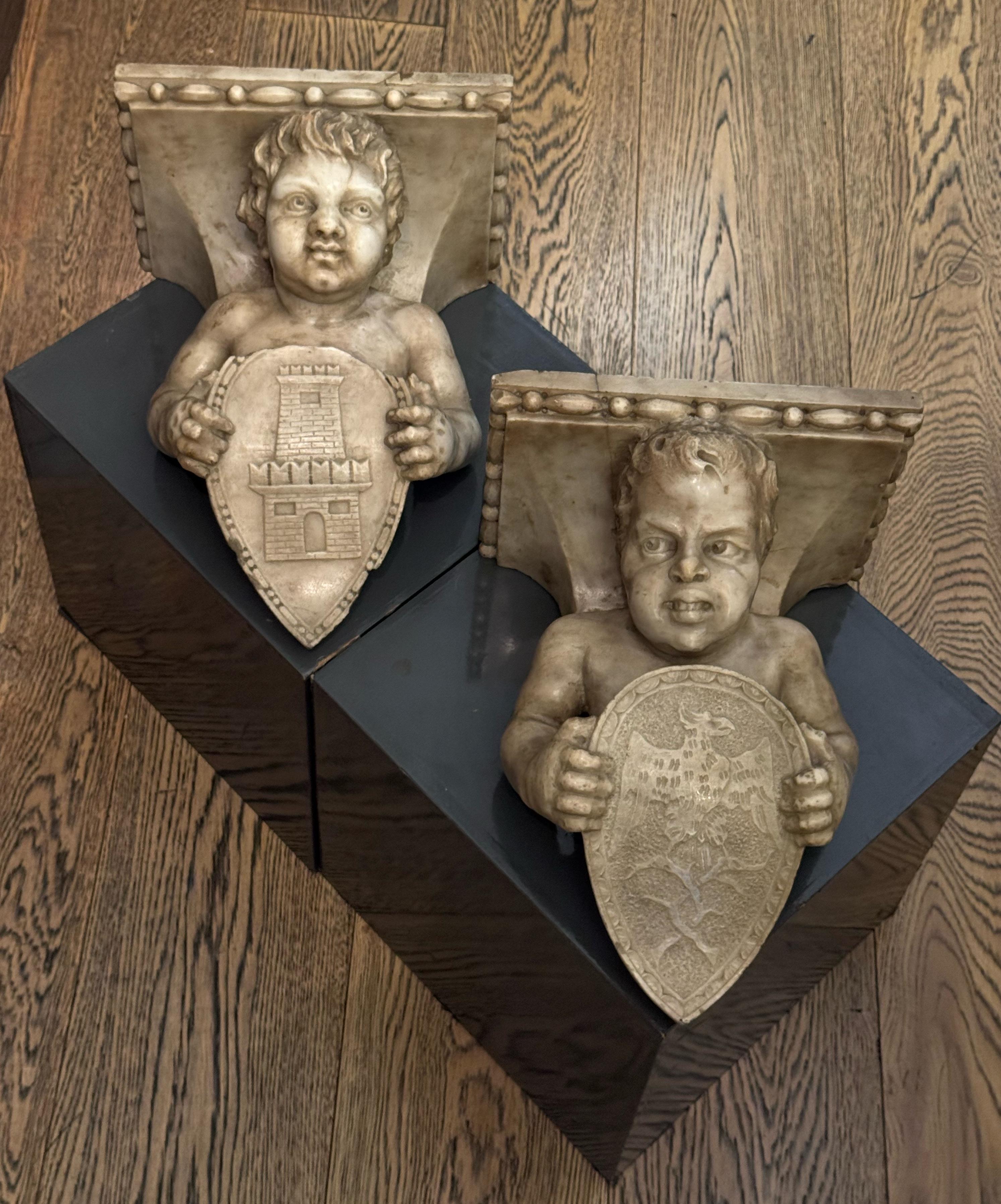 Chaque applique est méticuleusement sculptée dans le marbre et représente un chérubin robuste tenant un bouclier aux sculptures complexes. Les chérubins sont le fruit d'un travail artisanal exquis, avec des détails réalistes sur leurs visages et
