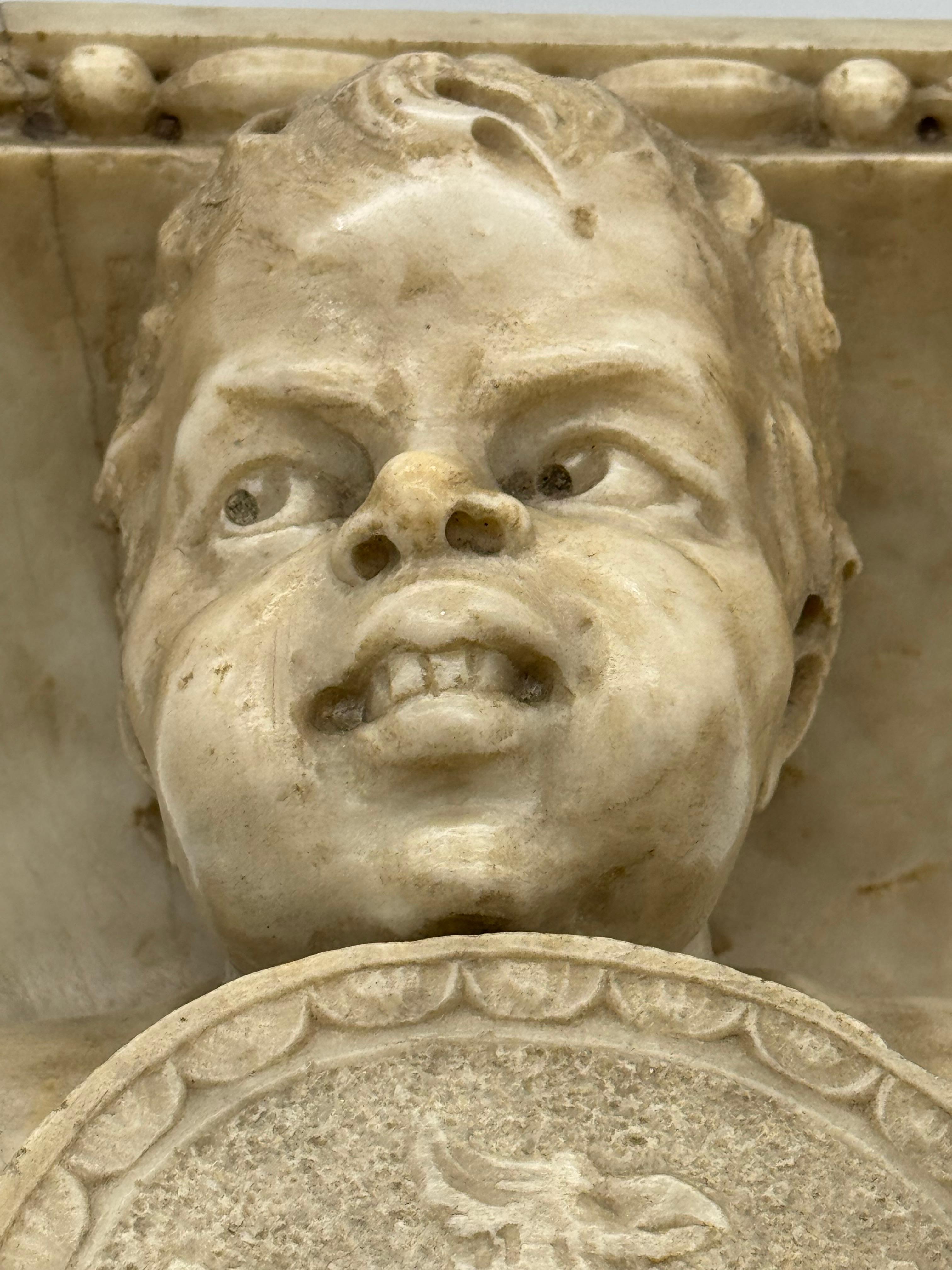 Marbre de Carrare Appliques murales en marbre sculpté avec chérubins, début du 19e siècle, Italie en vente