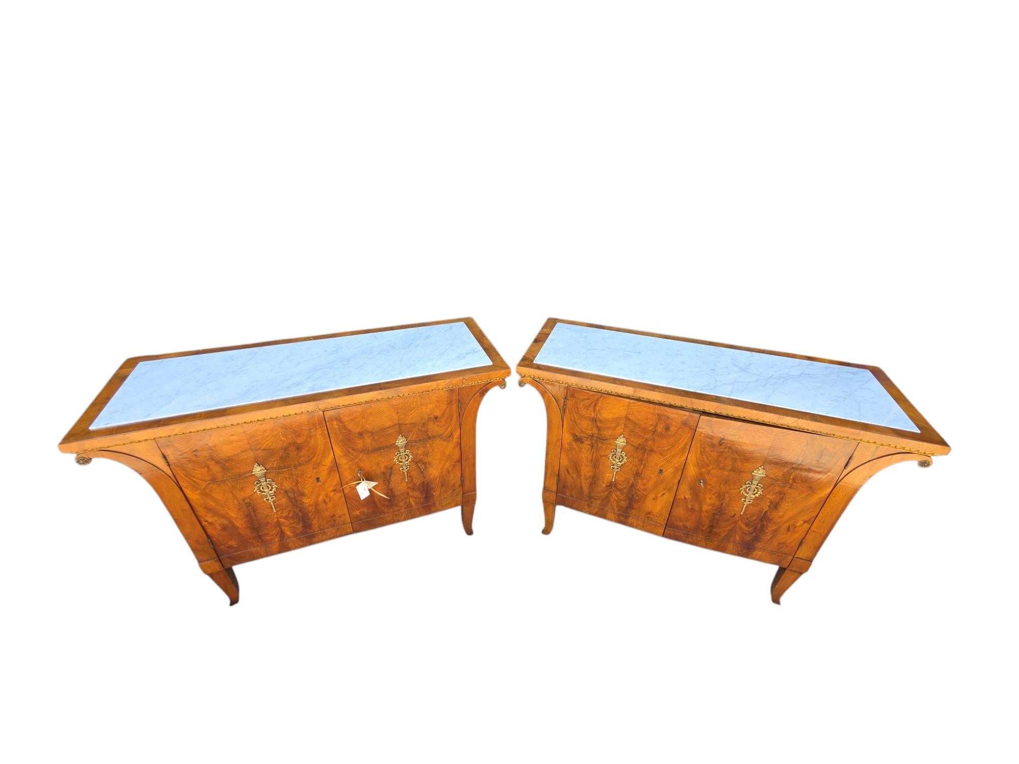 Frühe italienische Kommoden des 19. Jahrhunderts mit Marmoroberflächen im Angebot 2