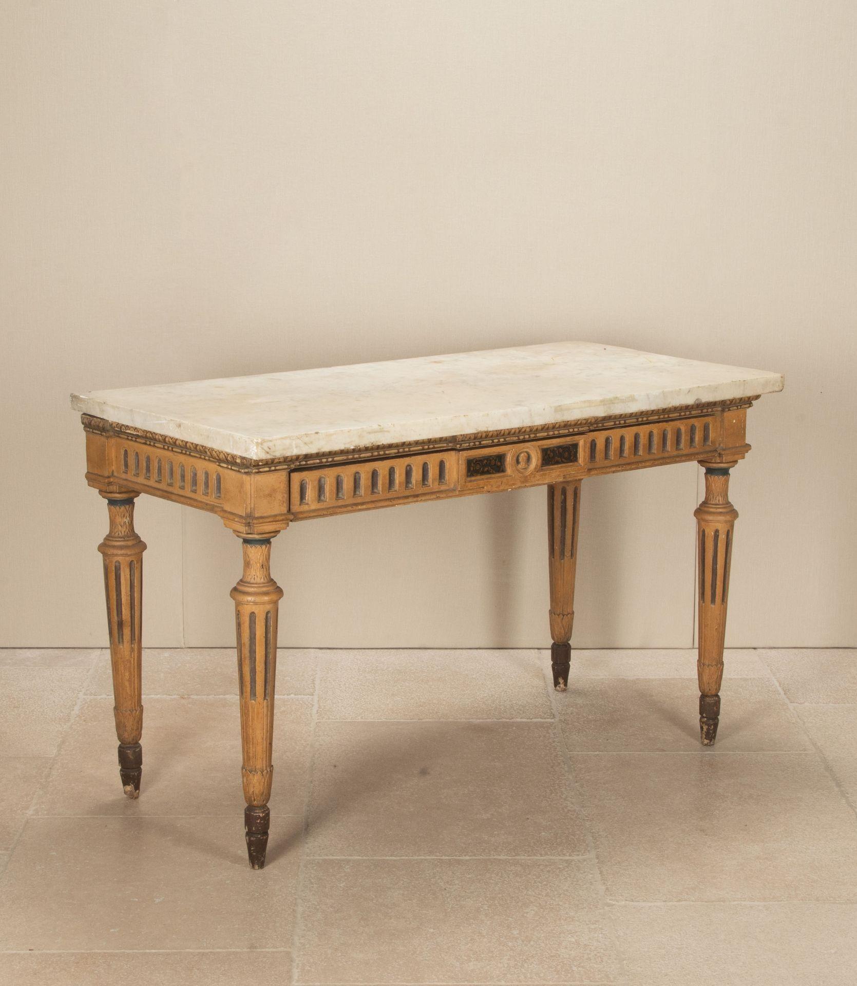 Consolle italiana della fine del XVIII o dell'inizio del XIX secolo. In policromia con un sostanzioso piano in marmo di Carrara. C'è anche un cassetto centrale. Circa 1800.