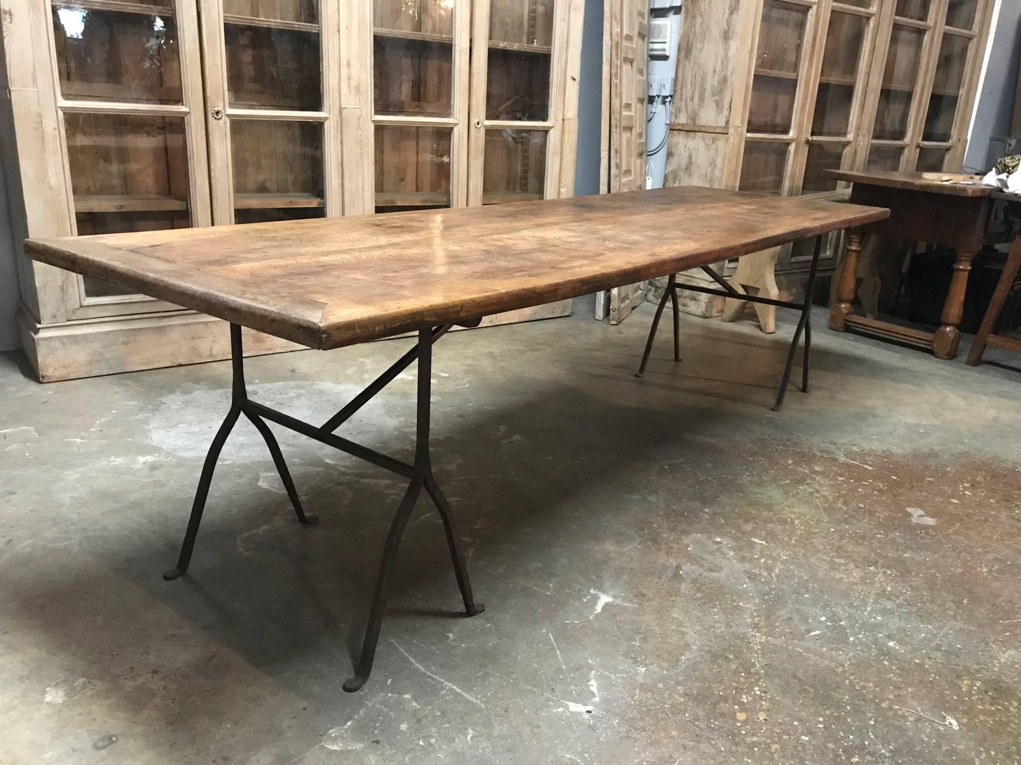 Early 19th Century Italian Dining Table in Walnut and Iron In Good Condition In Atlanta, GA