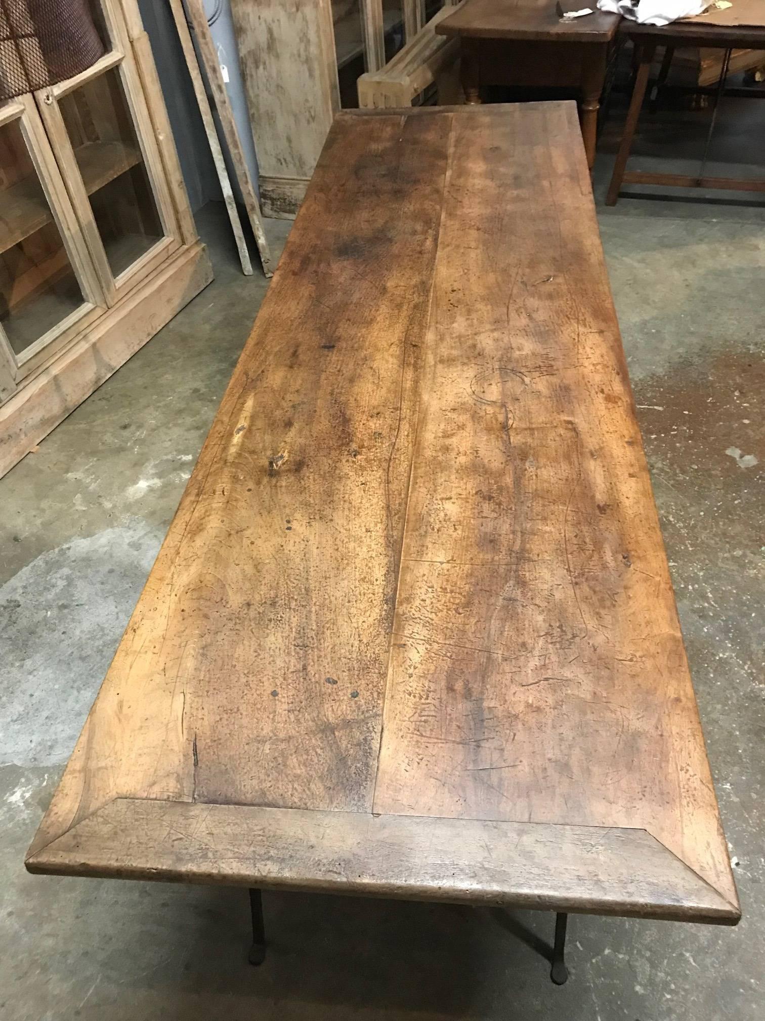 Early 19th Century Italian Dining Table in Walnut and Iron 1