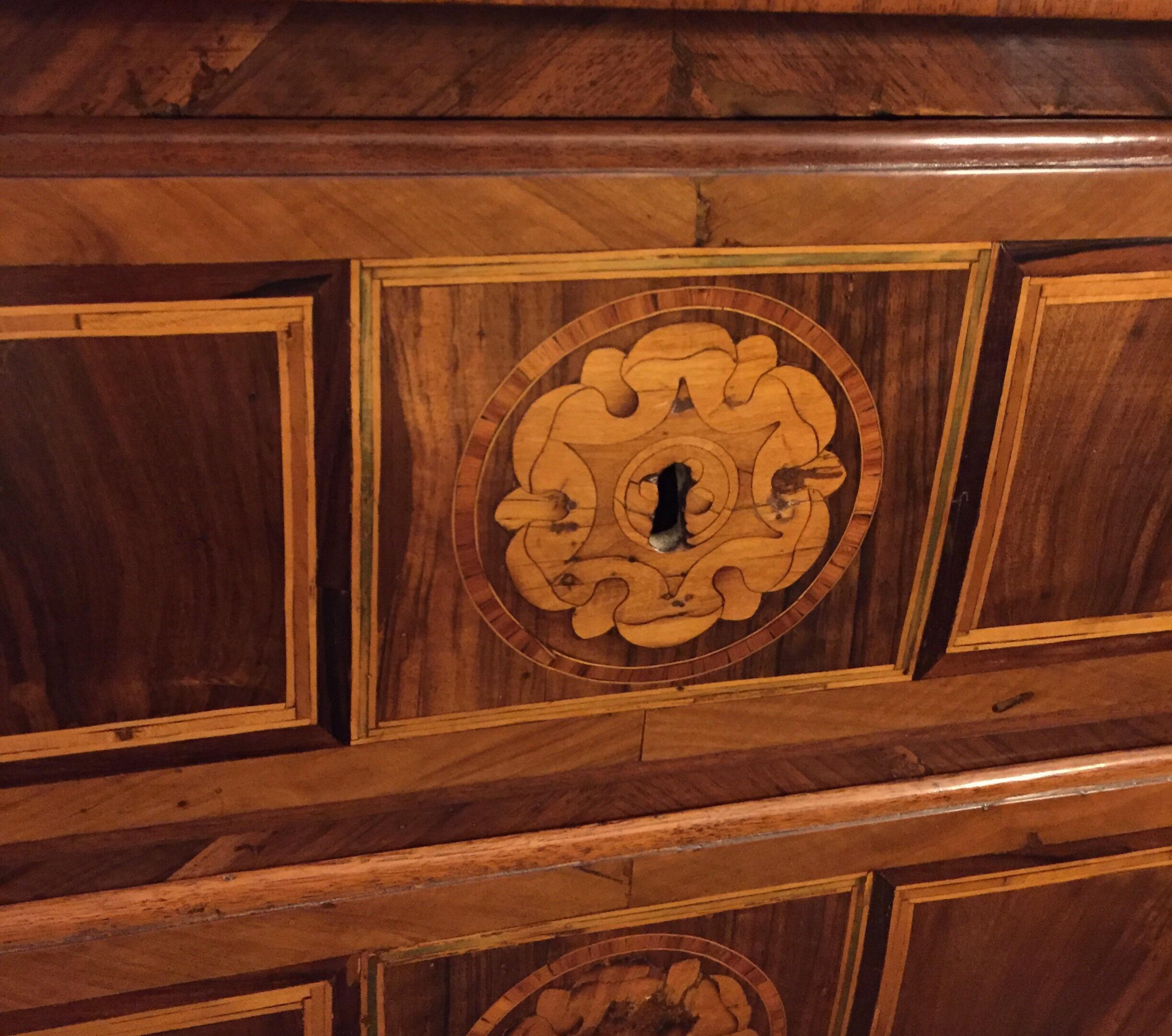 Early 19th Century Italian Directoire Chest of Drawers with Rose Marquetry 13