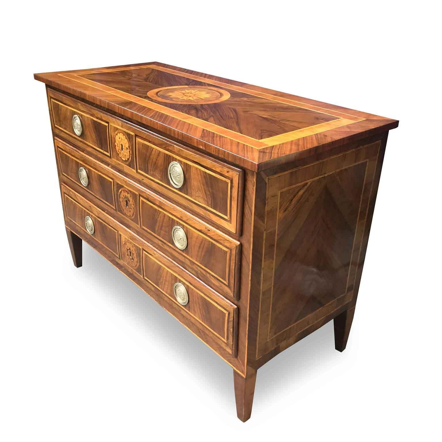 Early 19th Century Italian Directoire Chest of Drawers with Rose Marquetry In Good Condition In Milan, IT