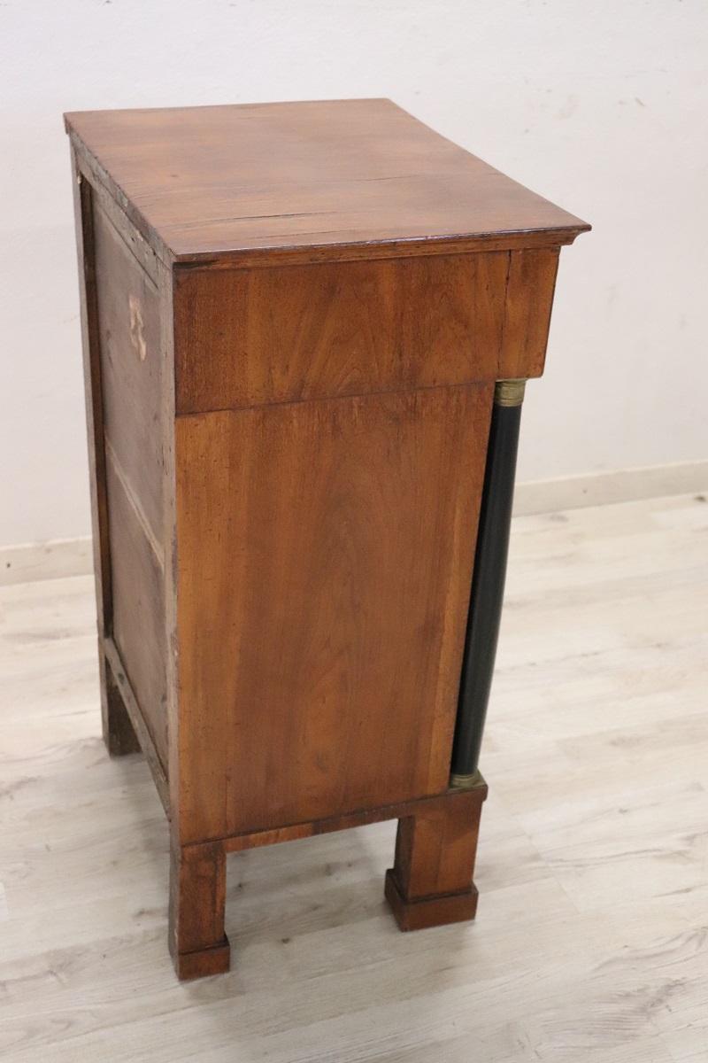 Début du 19e siècle, Empire italien antique  Table de nuit ou de chevet en noyer en vente 6