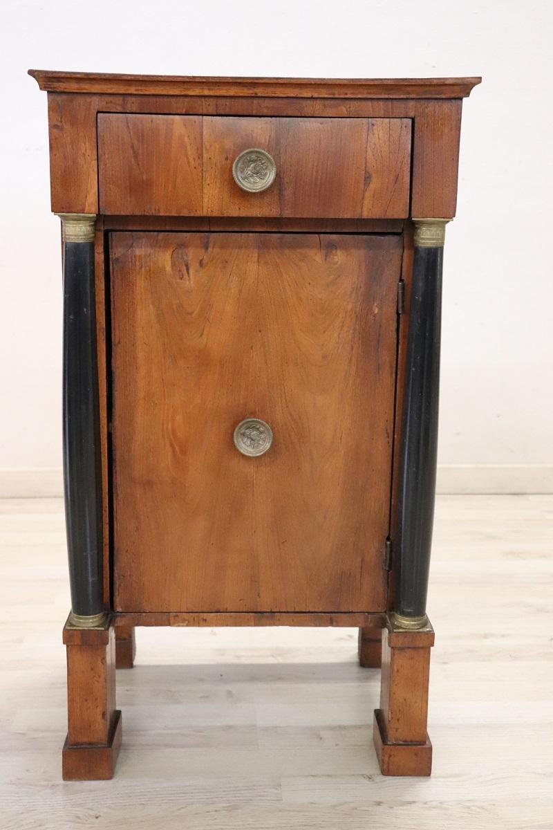 Début du 19e siècle, Empire italien antique  Table de nuit ou de chevet en noyer en vente 9