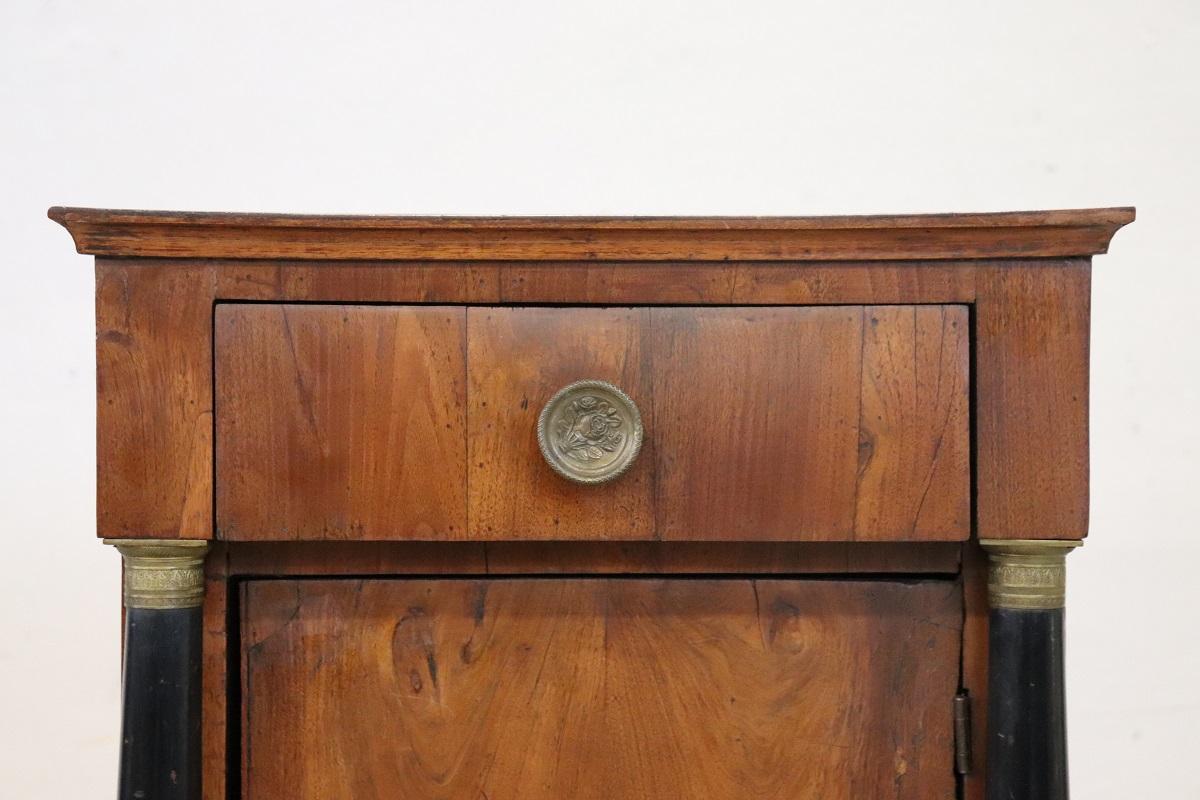 Début du 19e siècle, Empire italien antique  Table de nuit ou de chevet en noyer en vente 10