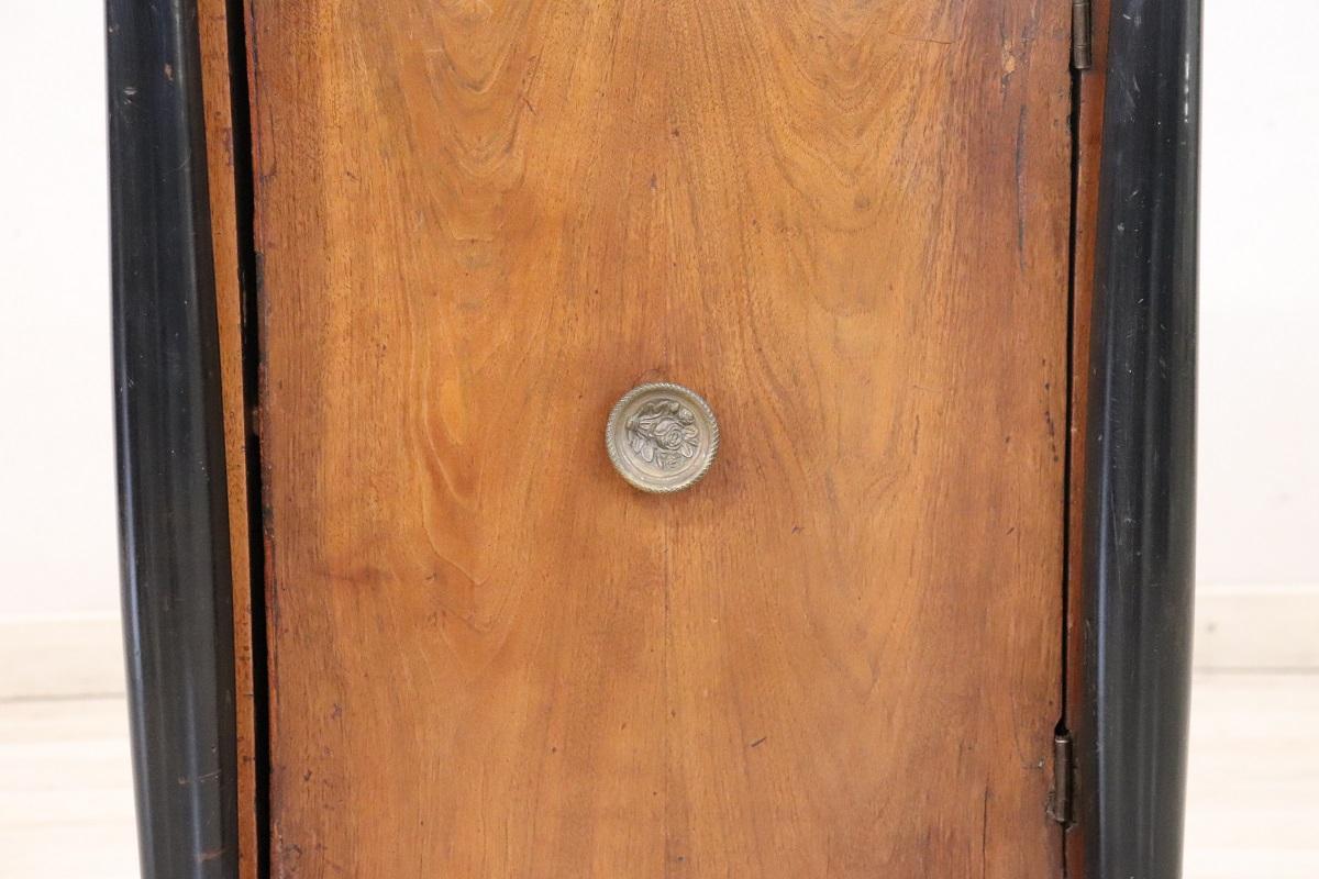 Début du 19e siècle, Empire italien antique  Table de nuit ou de chevet en noyer en vente 11