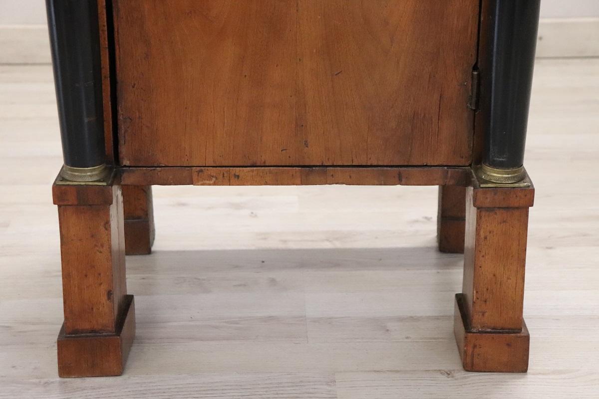 Début du 19e siècle, Empire italien antique  Table de nuit ou de chevet en noyer en vente 12