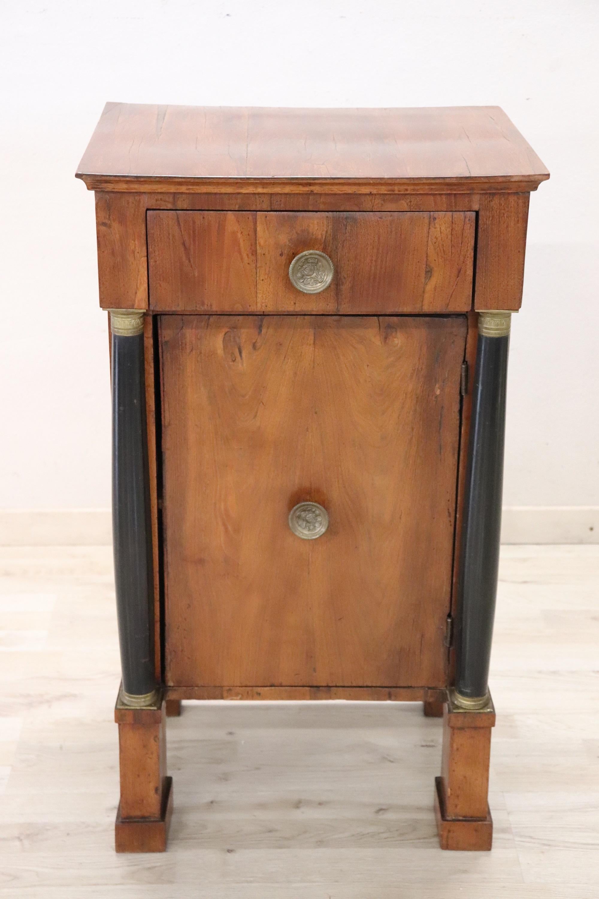 Nous vous présentons cette table de chevet italienne ancienne et raffinée, datant du début du XIXe siècle et réalisée en noyer.

Cette table de chevet présente des caractéristiques typiques de la période Empire. Son design est très linéaire, avec