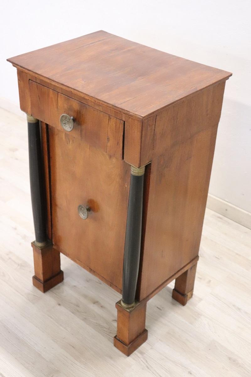Début du 19e siècle, Empire italien antique  Table de nuit ou de chevet en noyer Bon état - En vente à Casale Monferrato, IT