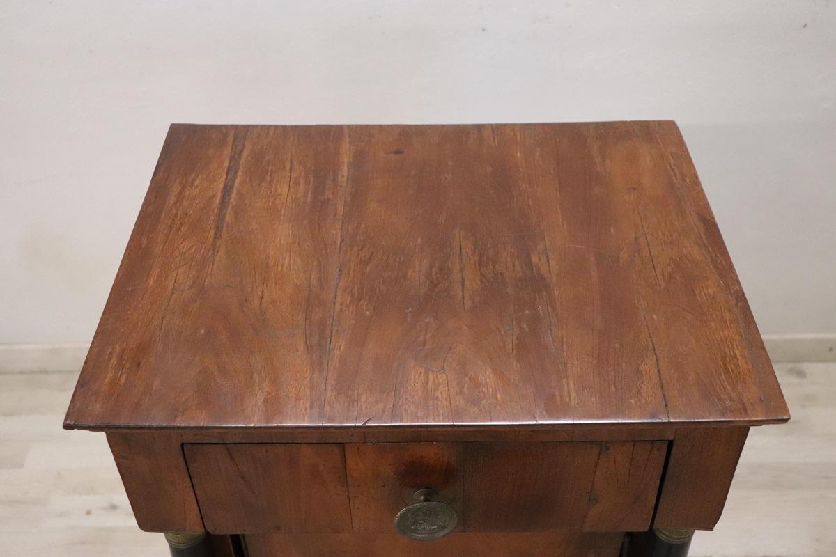 XIXe siècle Début du 19e siècle, Empire italien antique  Table de nuit ou de chevet en noyer en vente