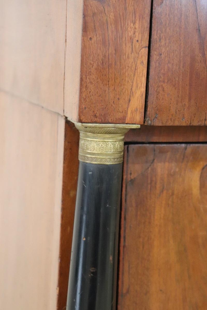 Noyer Début du 19e siècle, Empire italien antique  Table de nuit ou de chevet en noyer en vente