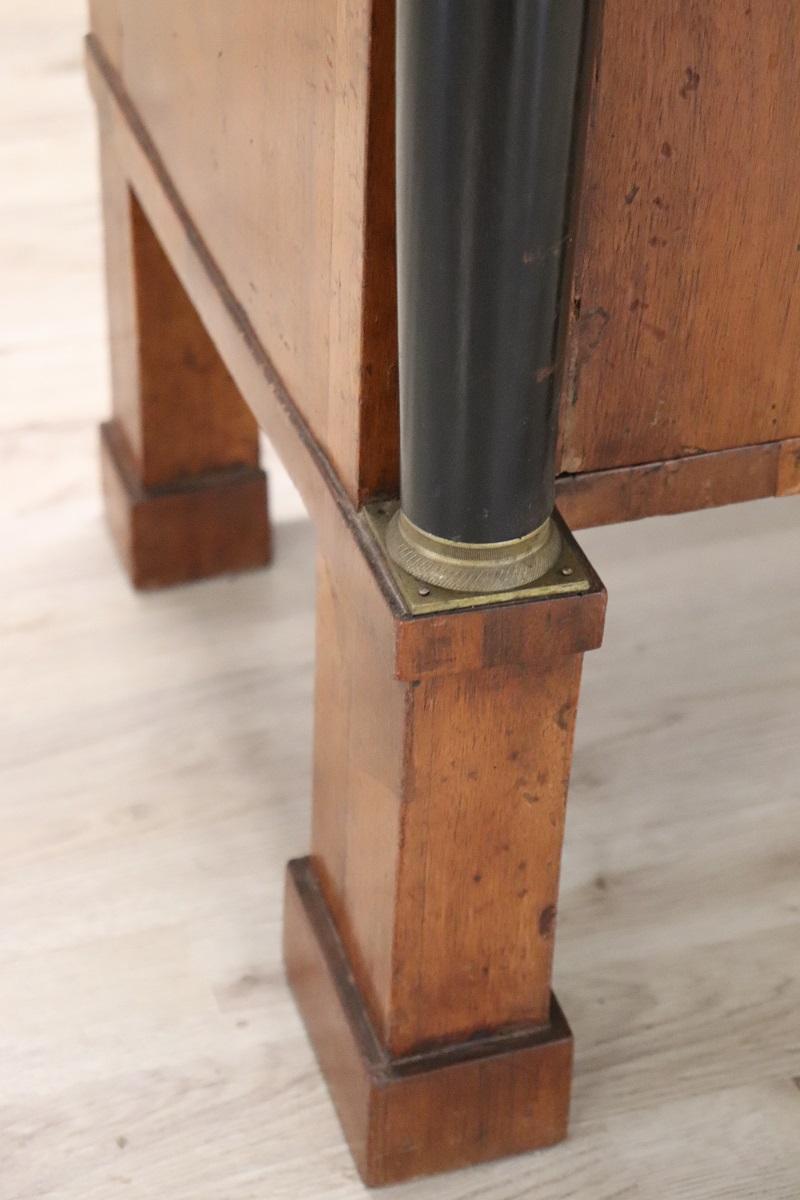 Début du 19e siècle, Empire italien antique  Table de nuit ou de chevet en noyer en vente 1