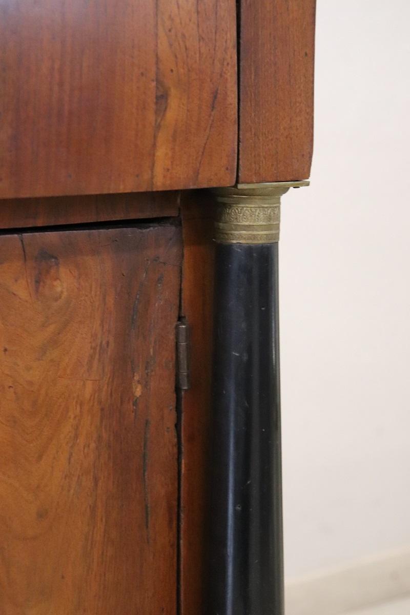 Début du 19e siècle, Empire italien antique  Table de nuit ou de chevet en noyer en vente 2