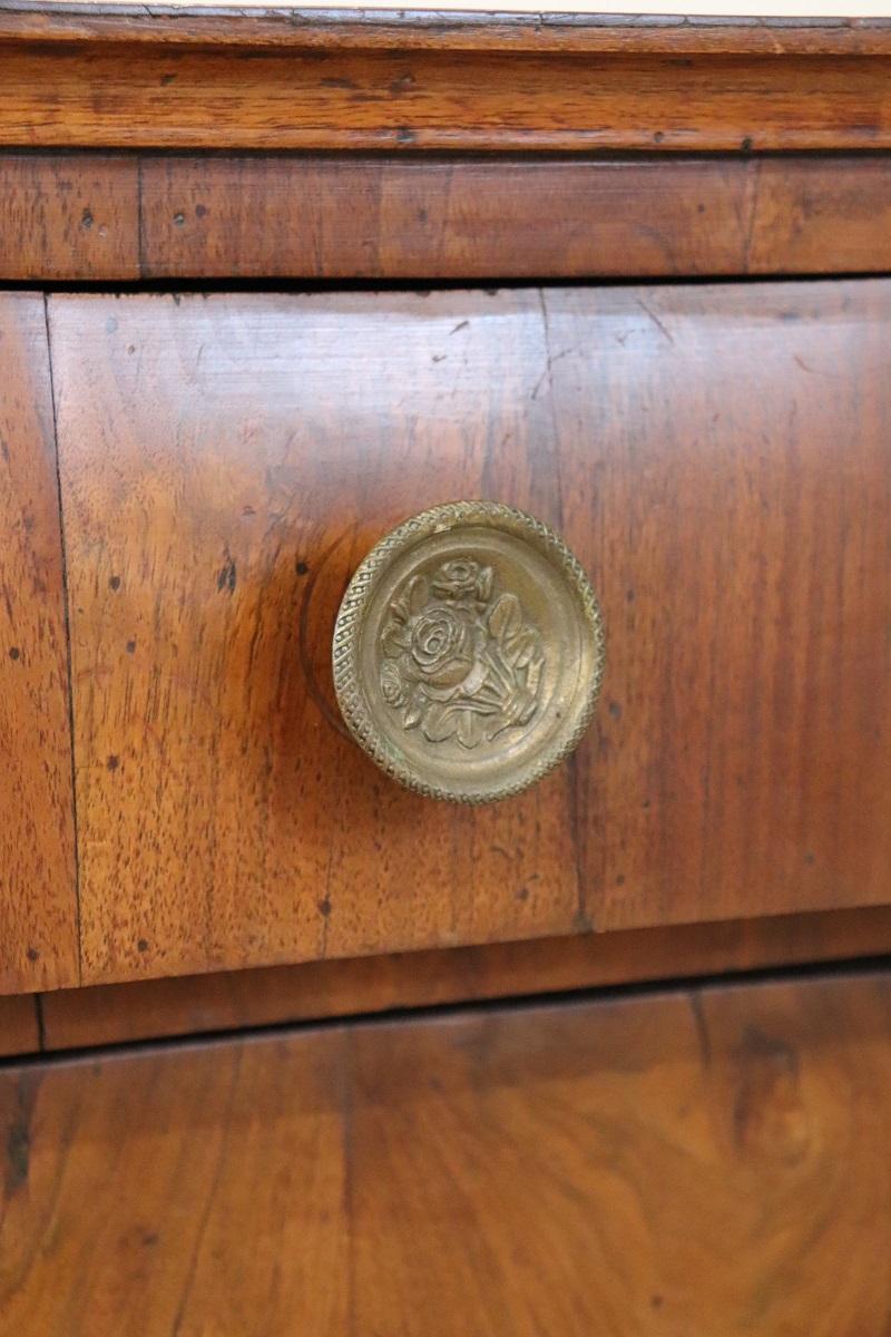 Début du 19e siècle, Empire italien antique  Table de nuit ou de chevet en noyer en vente 3