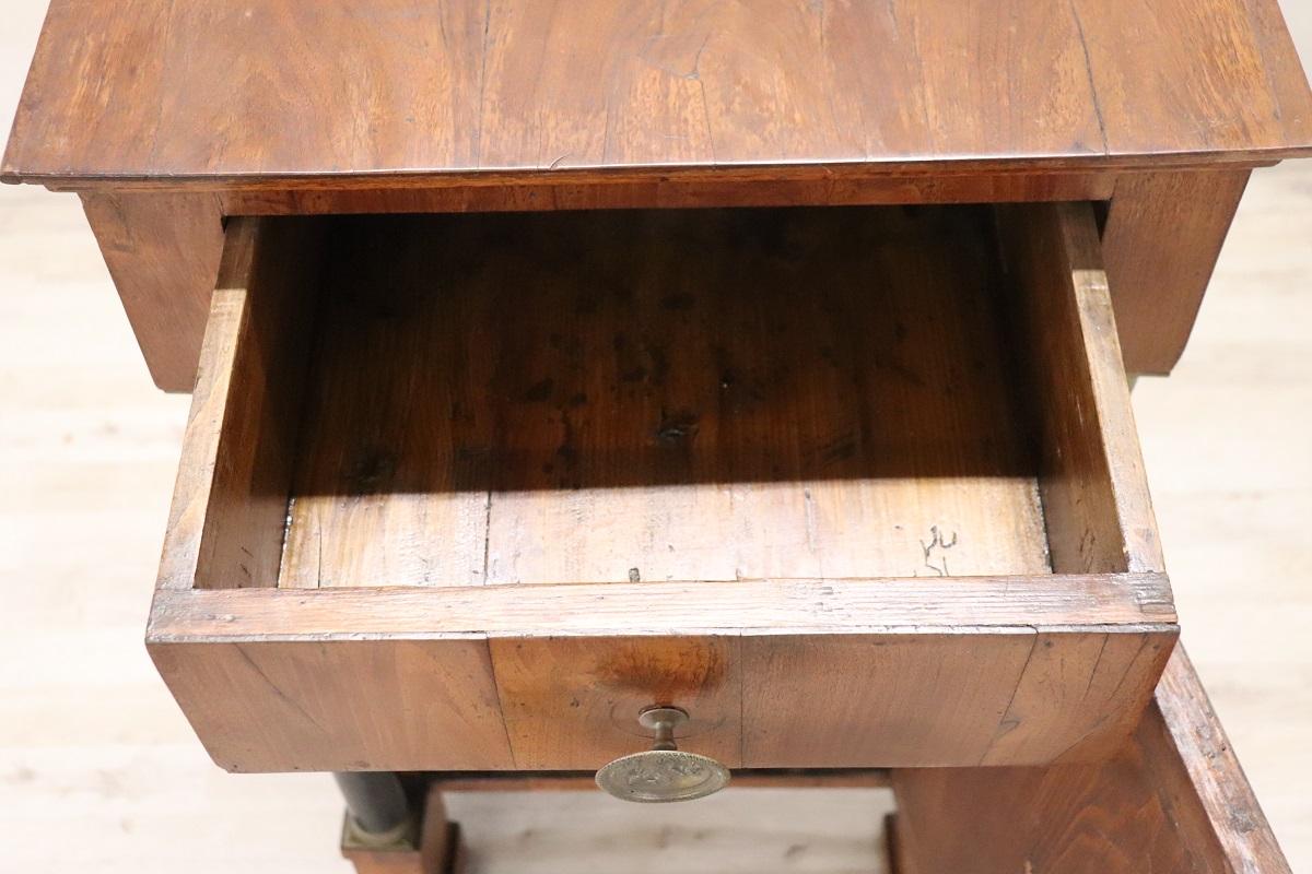 Début du 19e siècle, Empire italien antique  Table de nuit ou de chevet en noyer en vente 4
