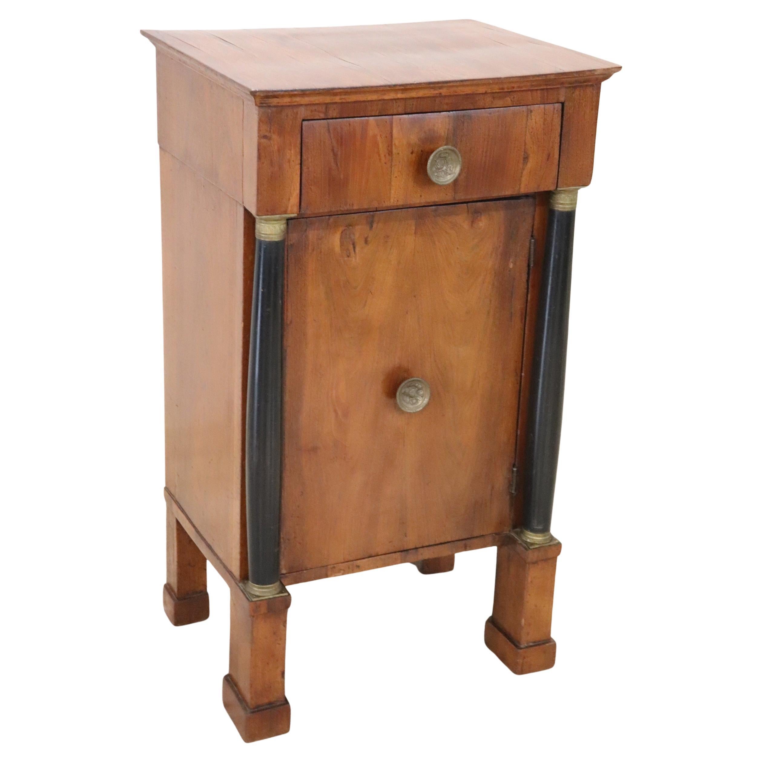 Début du 19e siècle, Empire italien antique  Table de nuit ou de chevet en noyer