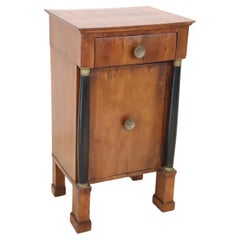 Début du 19e siècle, Empire italien antique  Table de nuit ou de chevet en noyer