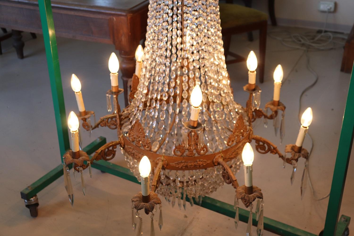 Bel et raffiné Empire italien, lustre antique 1800s douze lumières disposées sur deux étages. Caractérisé par la forme typique du 