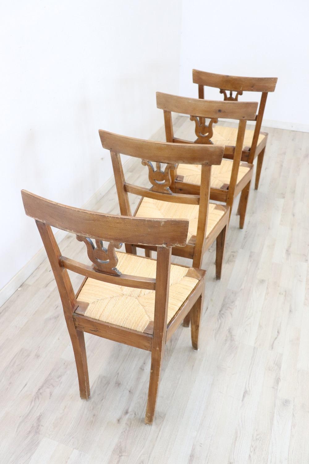 Quatre chaises anciennes en bois de noyer sculpté de style Empire italien du début du XIXe siècle en vente 4