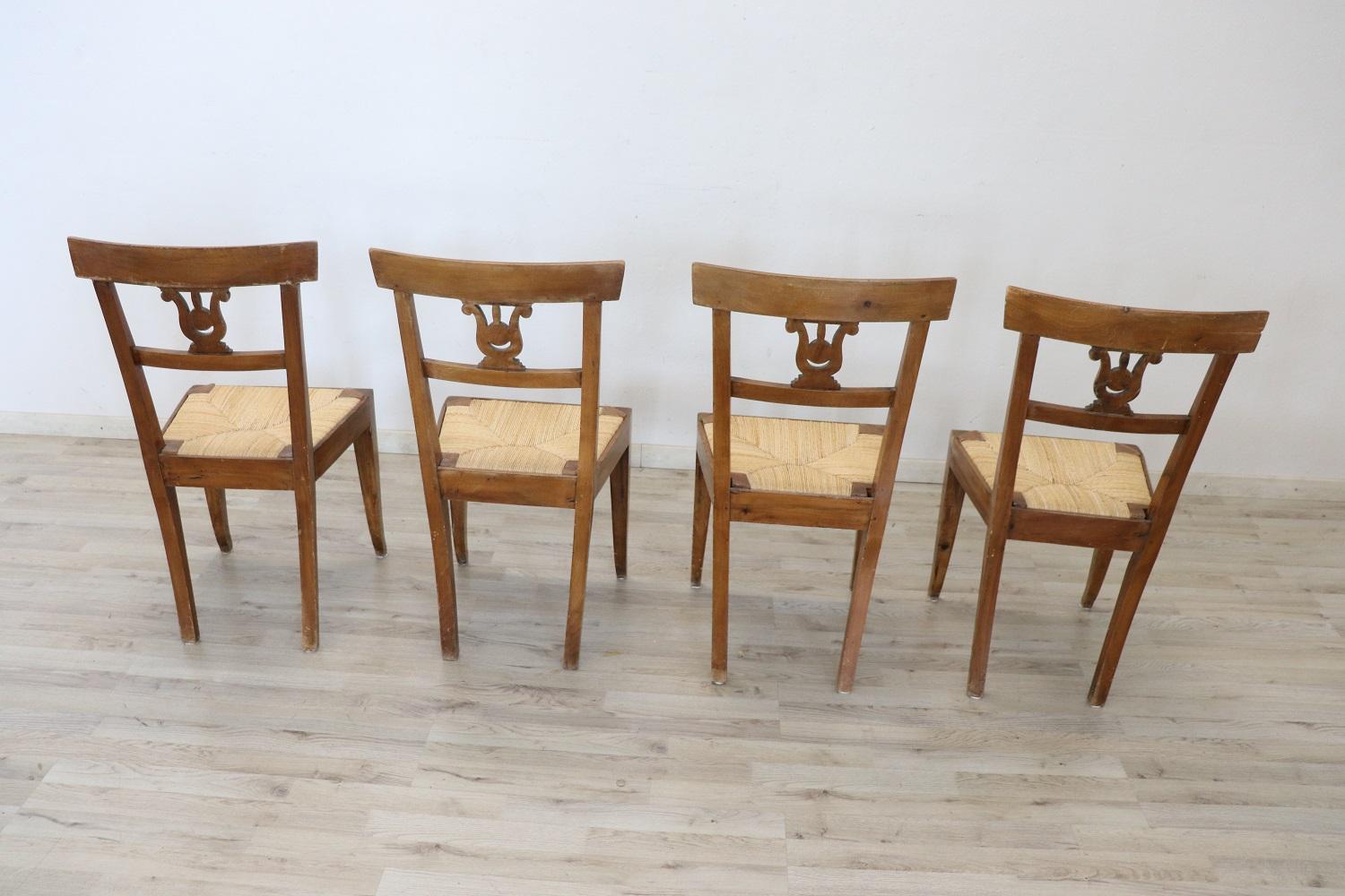 Quatre chaises anciennes en bois de noyer sculpté de style Empire italien du début du XIXe siècle en vente 5