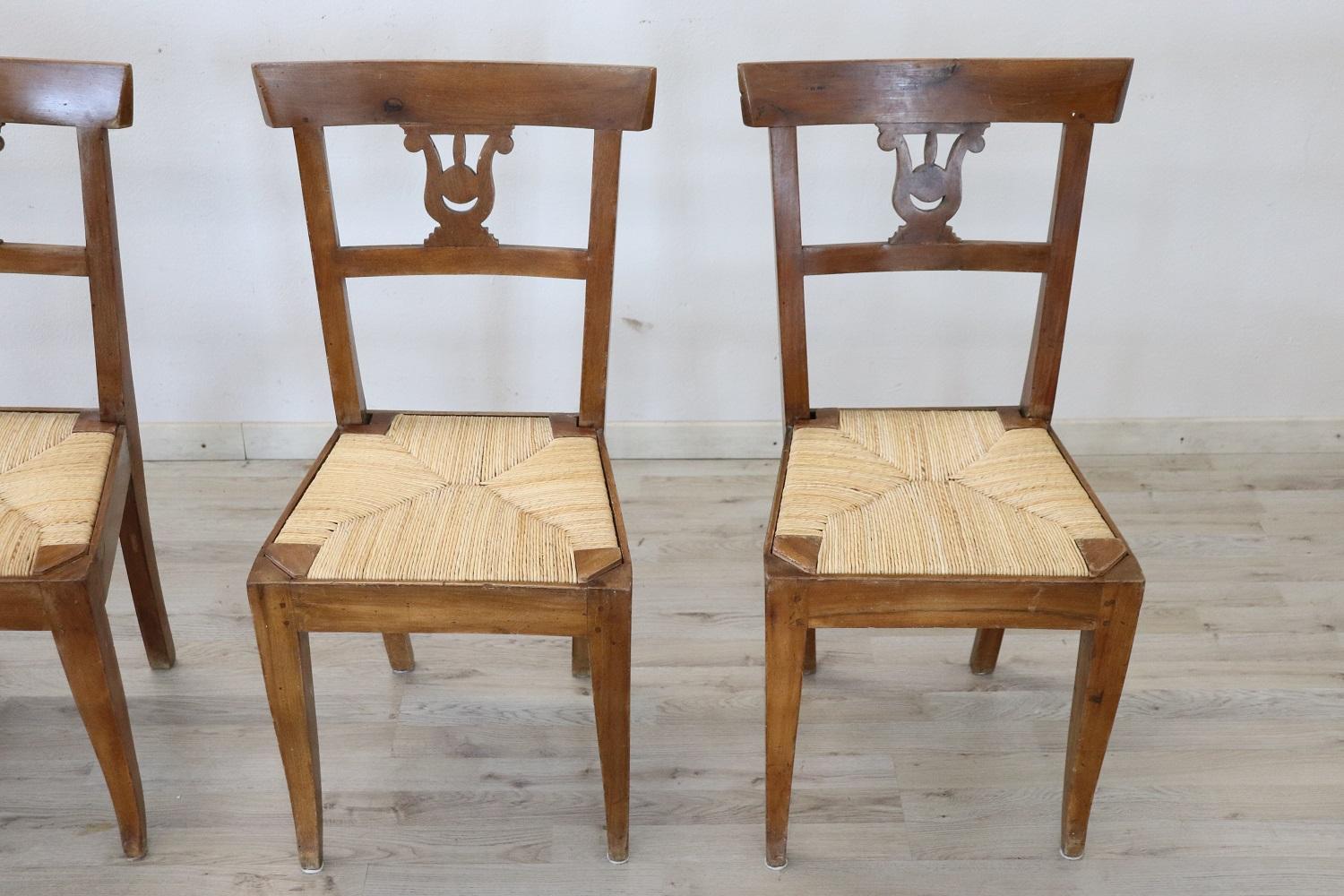 Vier antike Stühle aus geschnitztem Nussbaumholz, Italienisches Empire, frühes 19. Jahrhundert (Geschnitzt)