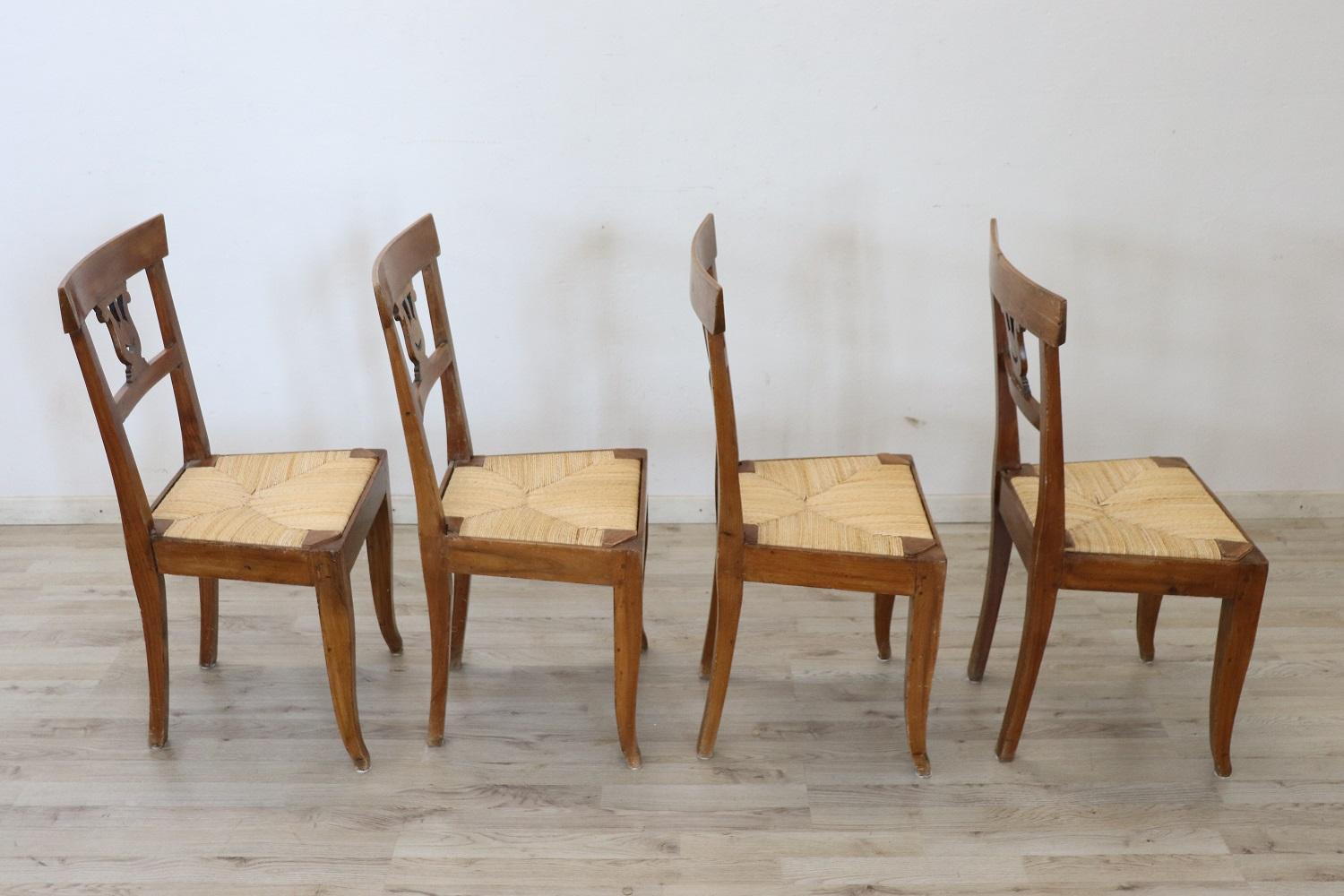 Quatre chaises anciennes en bois de noyer sculpté de style Empire italien du début du XIXe siècle en vente 3