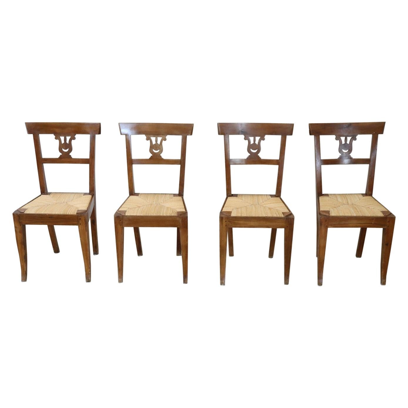 Quatre chaises anciennes en bois de noyer sculpté de style Empire italien du début du XIXe siècle en vente
