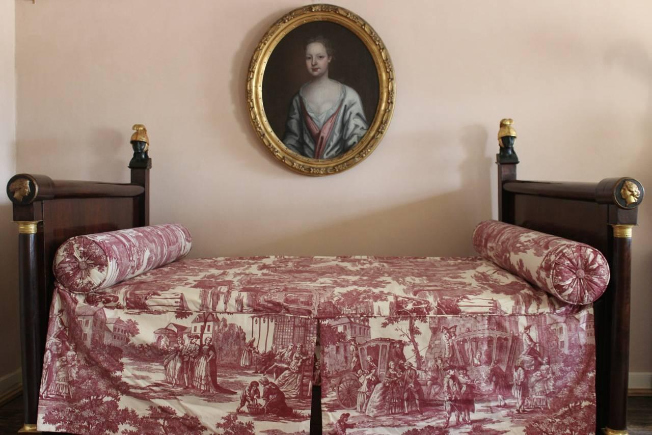 An outstanding, early 19th century Italian day-bed in mahogany with inlaid ebonised detail at the front, in the neoclassical taste, with a new mattress and a bespoke Toile de Jouy fabric cover. 

This elegant bed, will make a statement in most