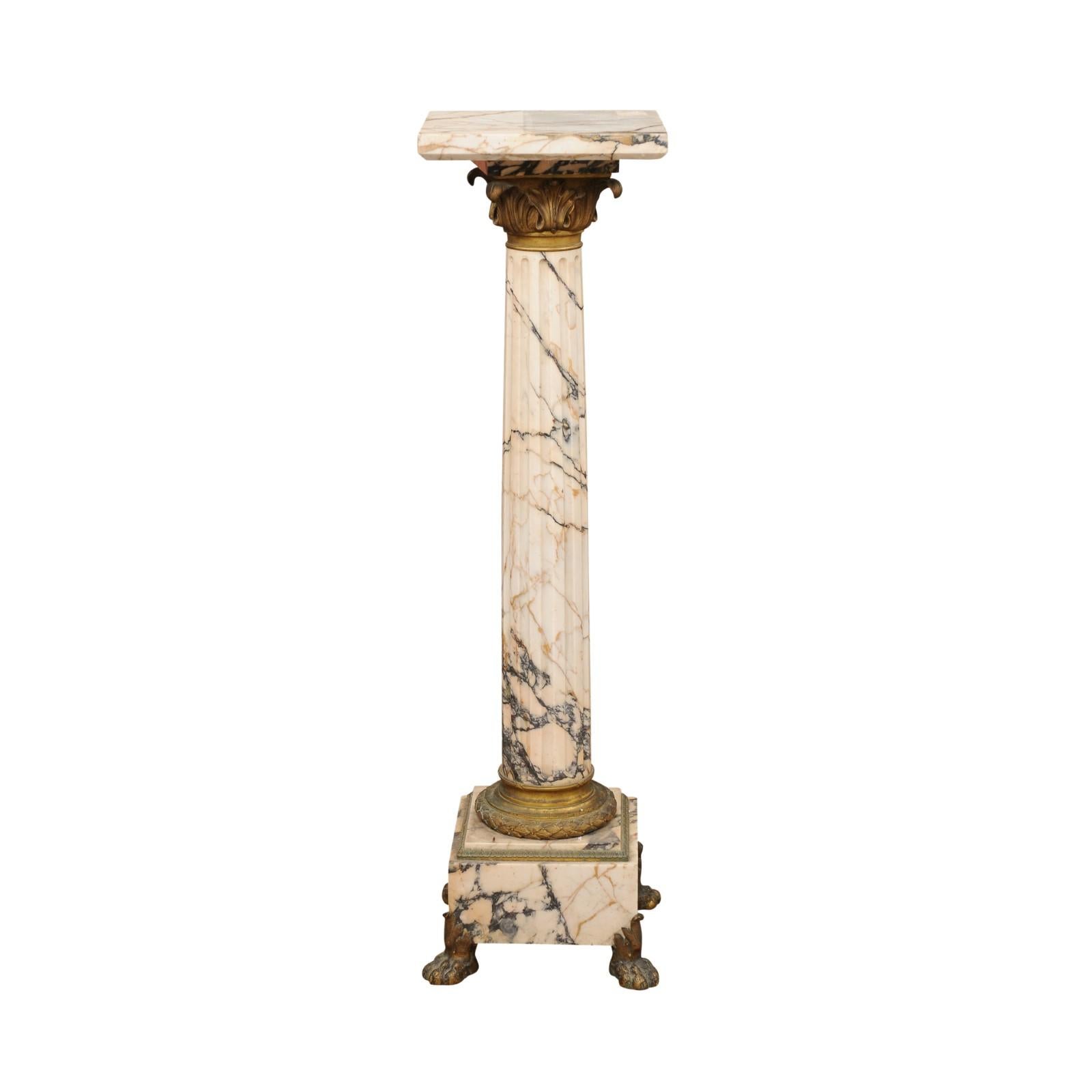 Italienischer Empire-Marmorsockel des frühen 19. Jahrhunderts mit vergoldeten Bronzedetails im Zustand „Gut“ im Angebot in Atlanta, GA